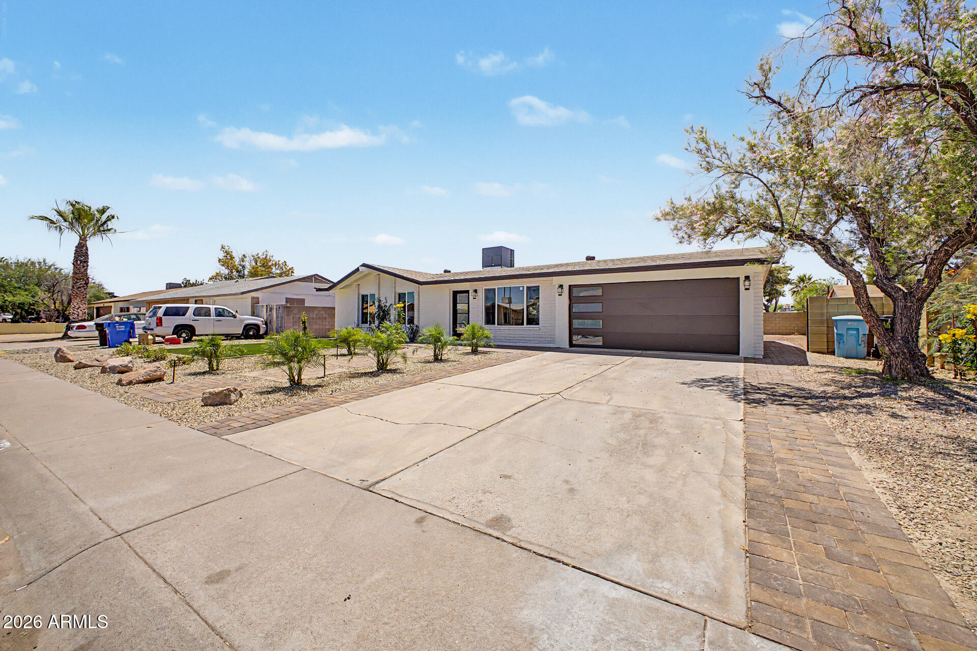 1603 W KERRY Lane
