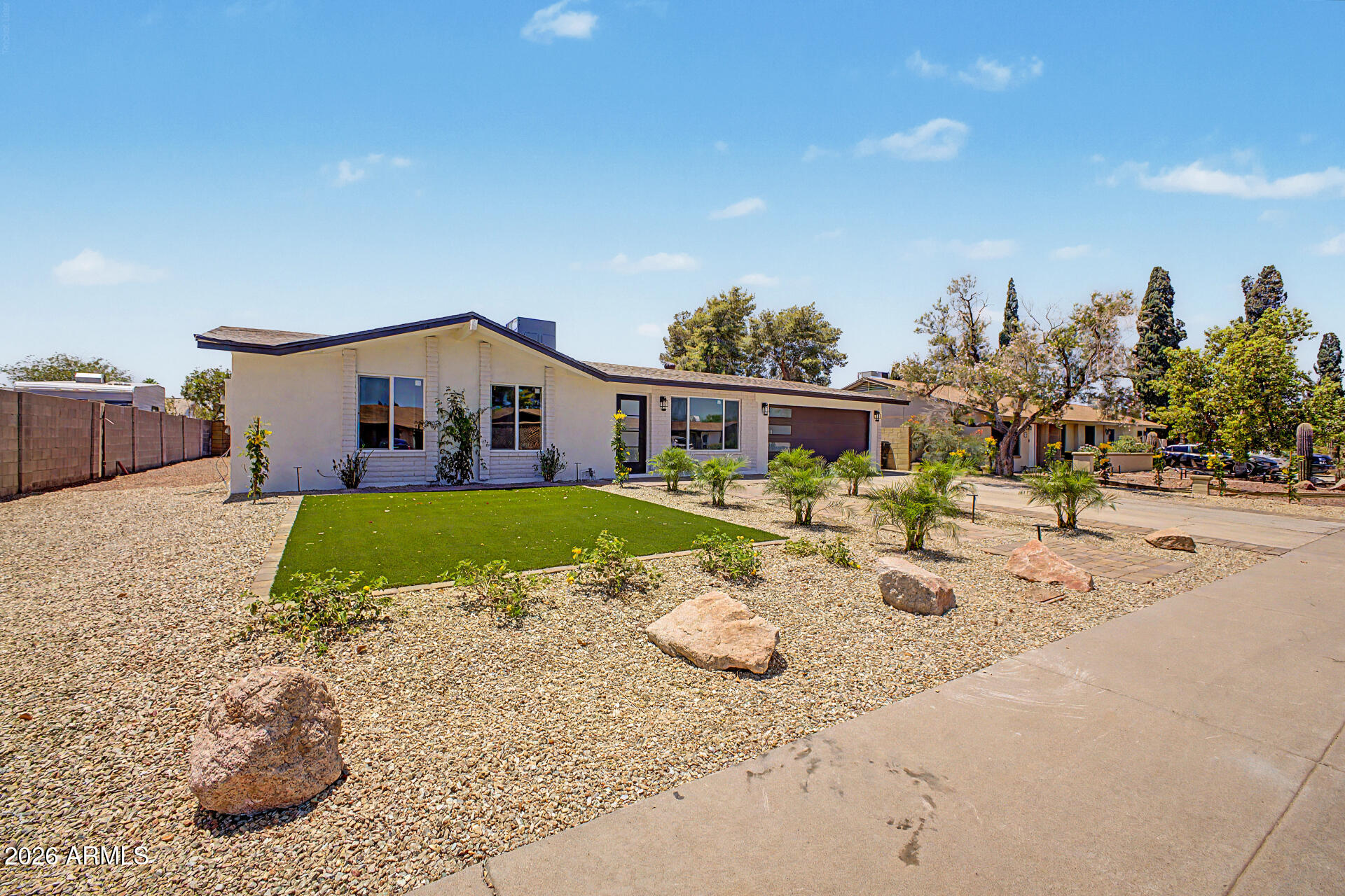 1603 W KERRY Lane