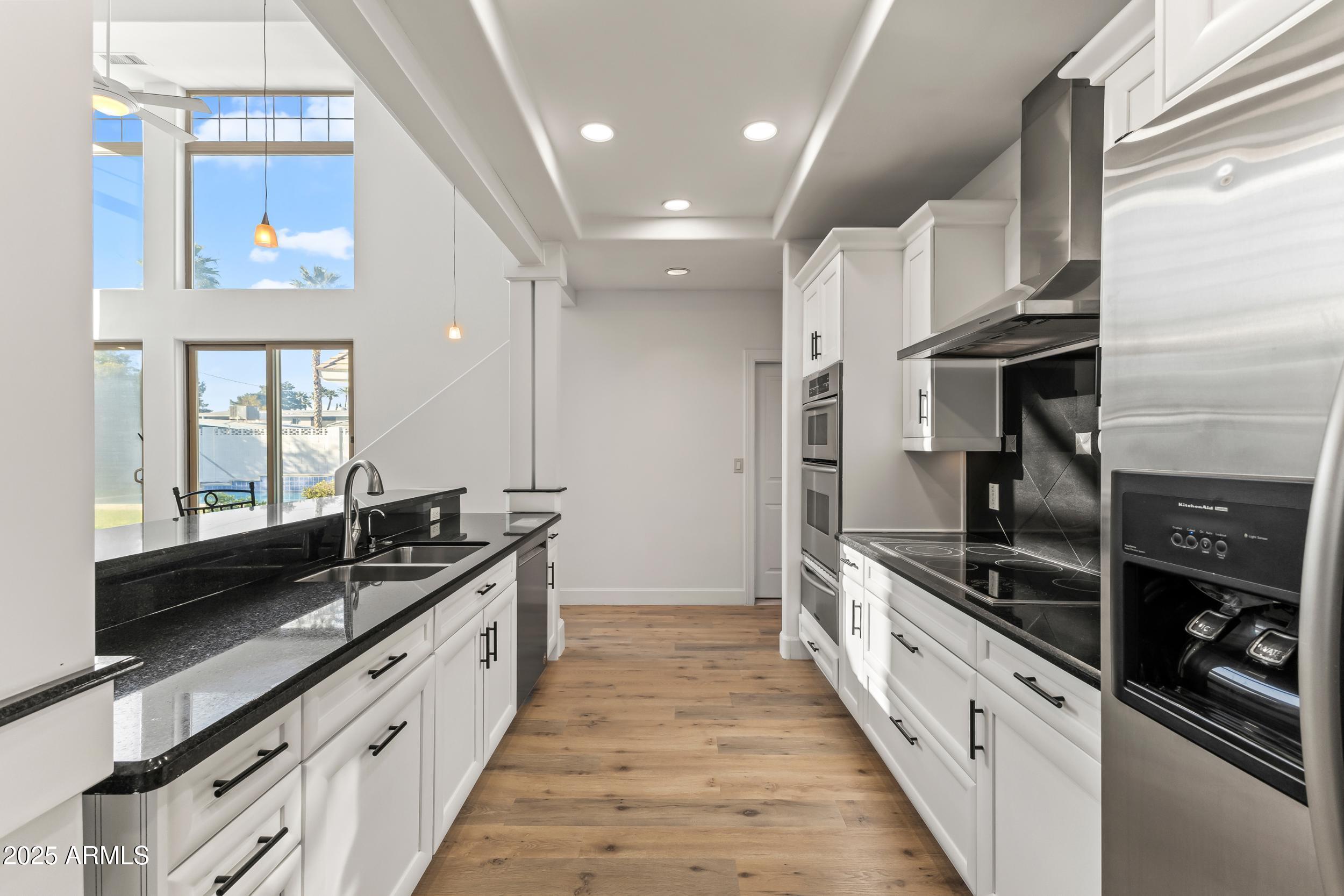 302 W STELLA Lane