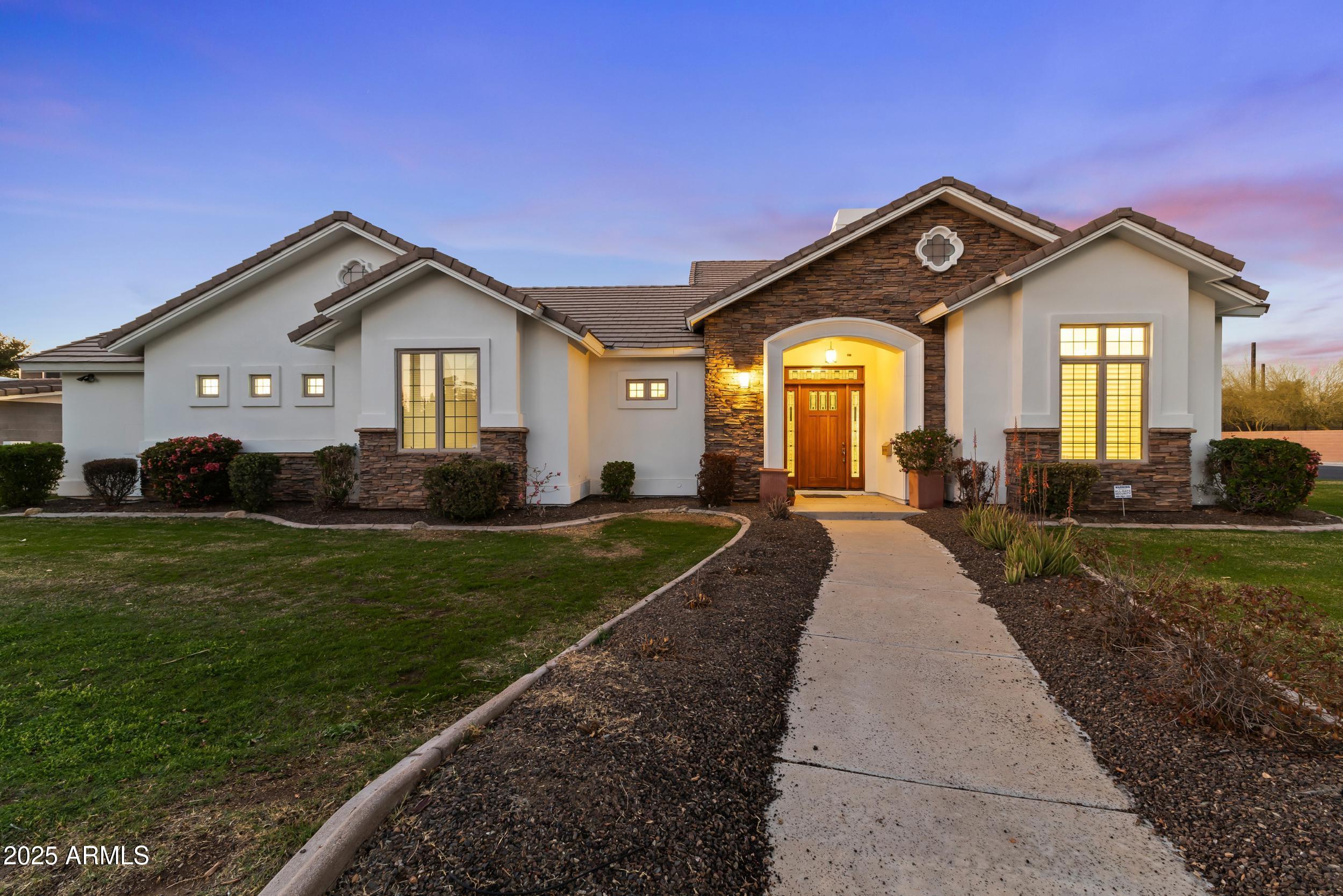 302 W STELLA Lane