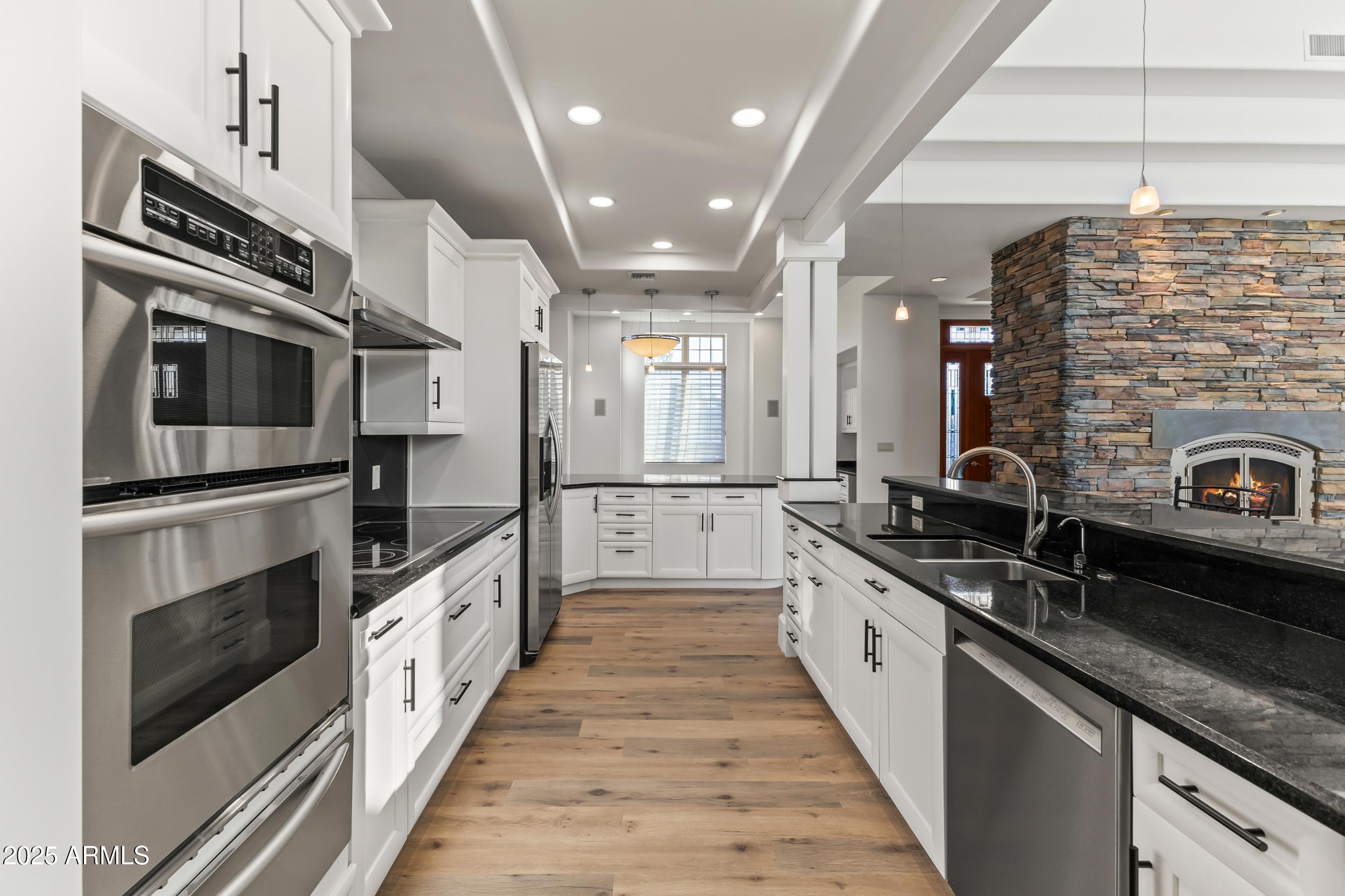 302 W STELLA Lane