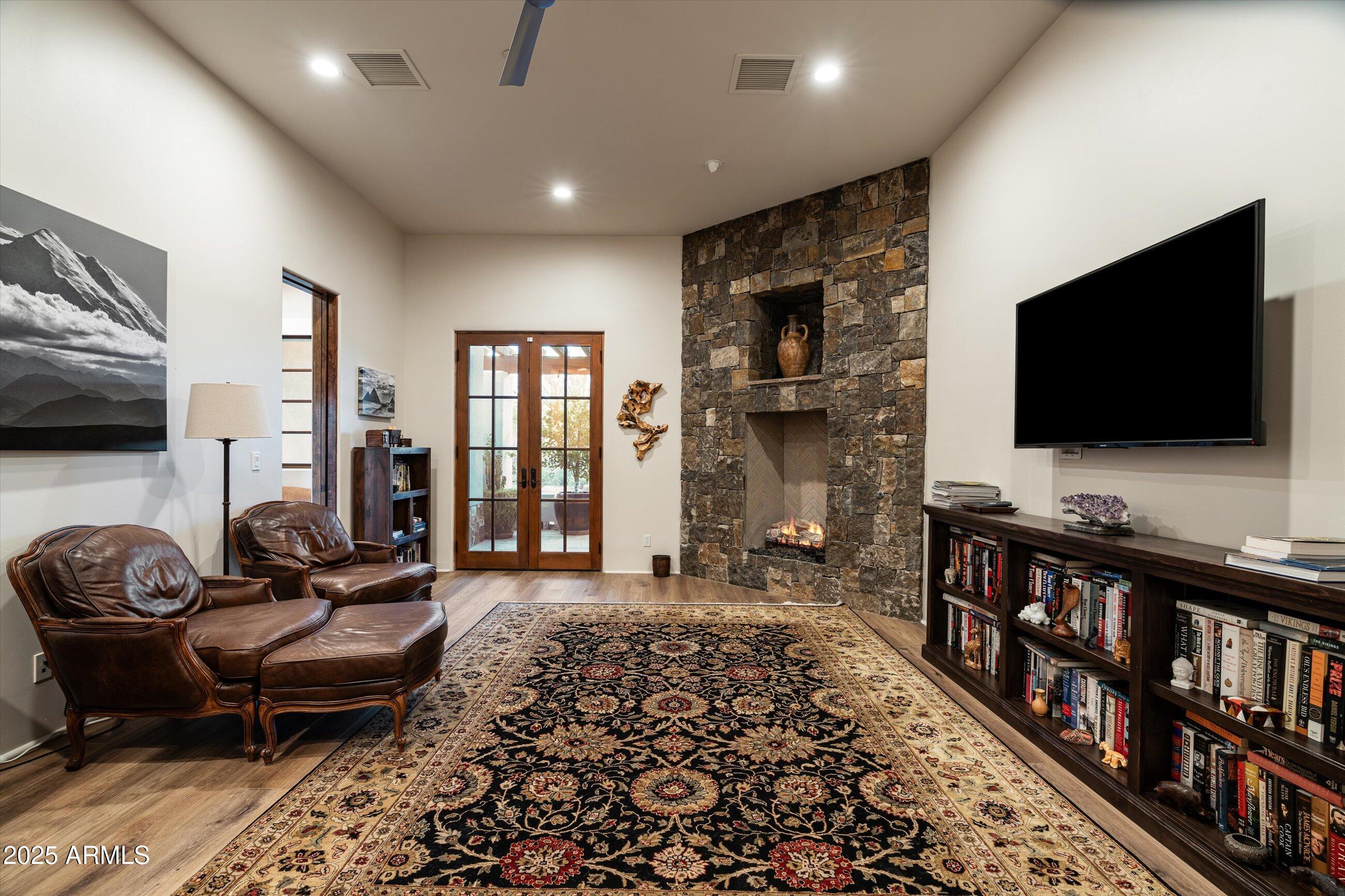 WHISPER ROCK - Residential