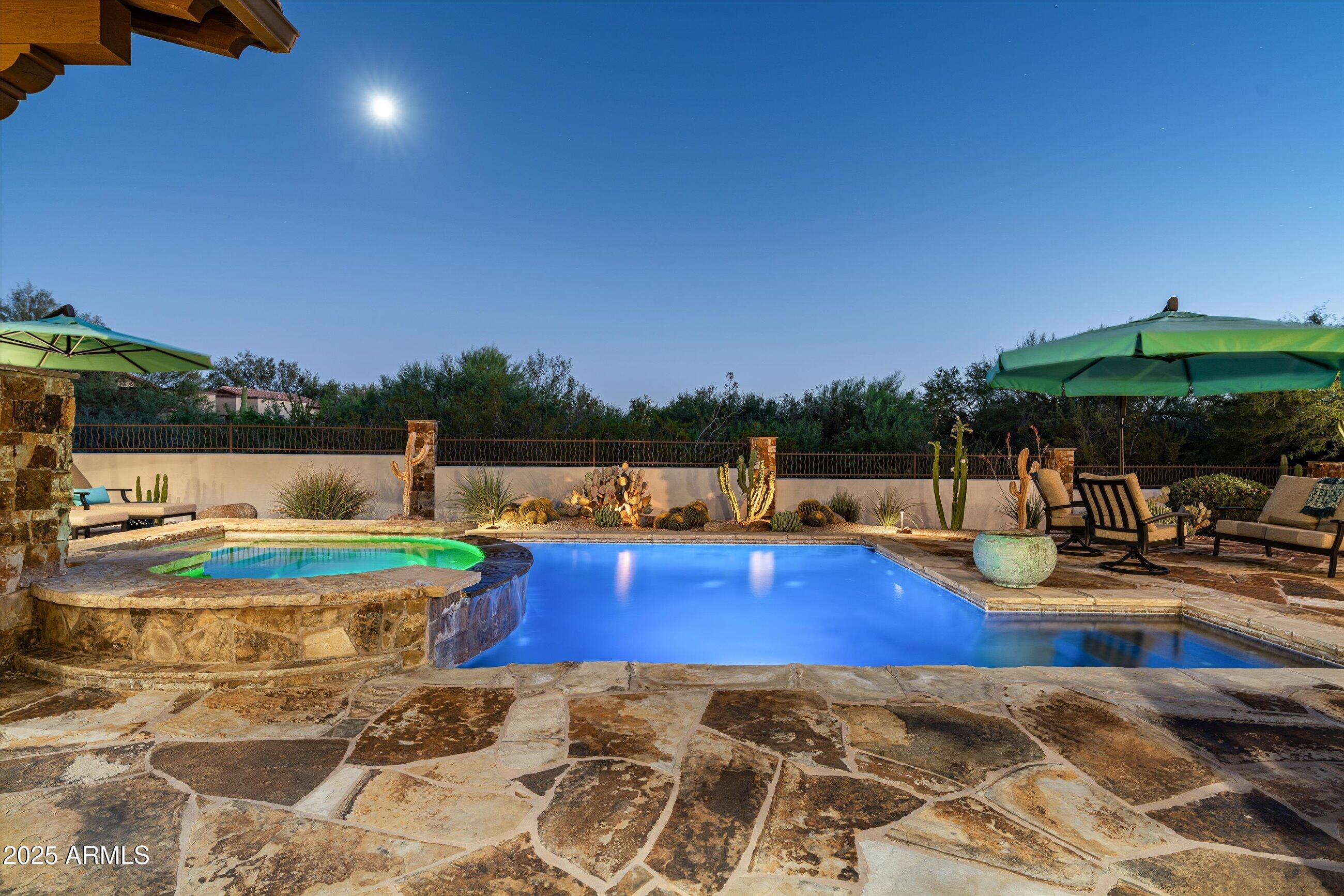 WHISPER ROCK - Residential