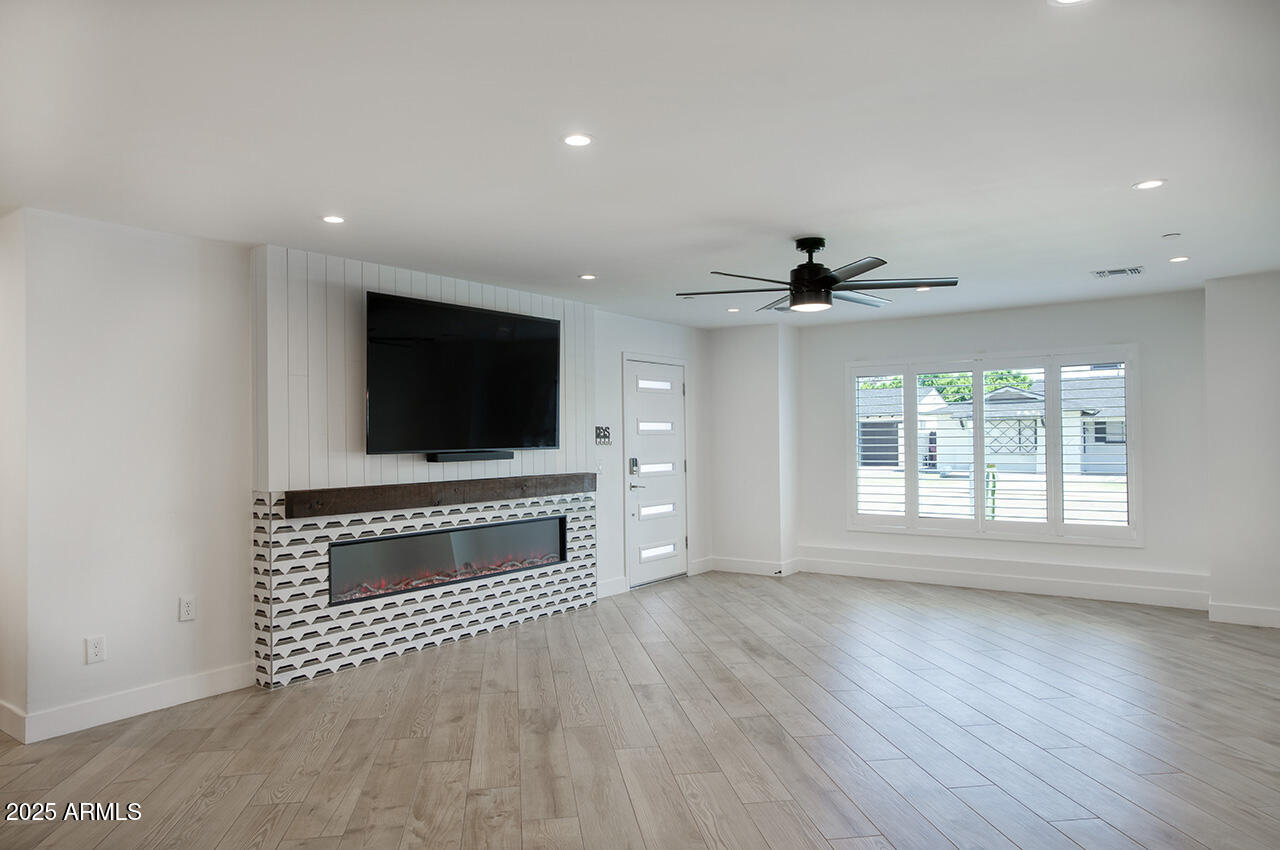 8318 E SELLS Drive