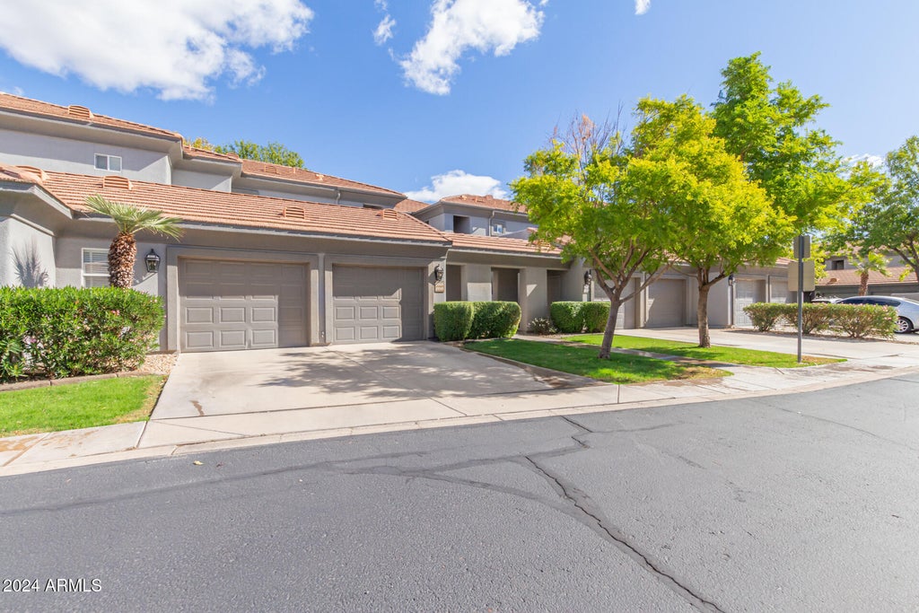 Photo of 7401 W Arrowhead Clubhouse Drive #2046, Glendale, AZ 85308 (MLS # 7086643)