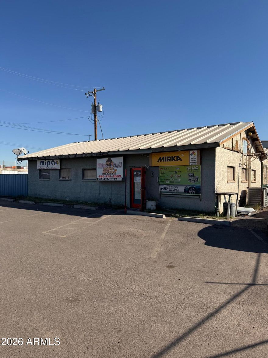 A-2 HEAVY INDUSTRIA location is strategically located within 2 miles of both I-17 and I-10 freeway 10 miles to the airport, has a large storage and a large shade.  This is perfect to hit the ground running with income in place, become an owner-user property or owner-user with rental income. 3 comercial lots, 3 lots.