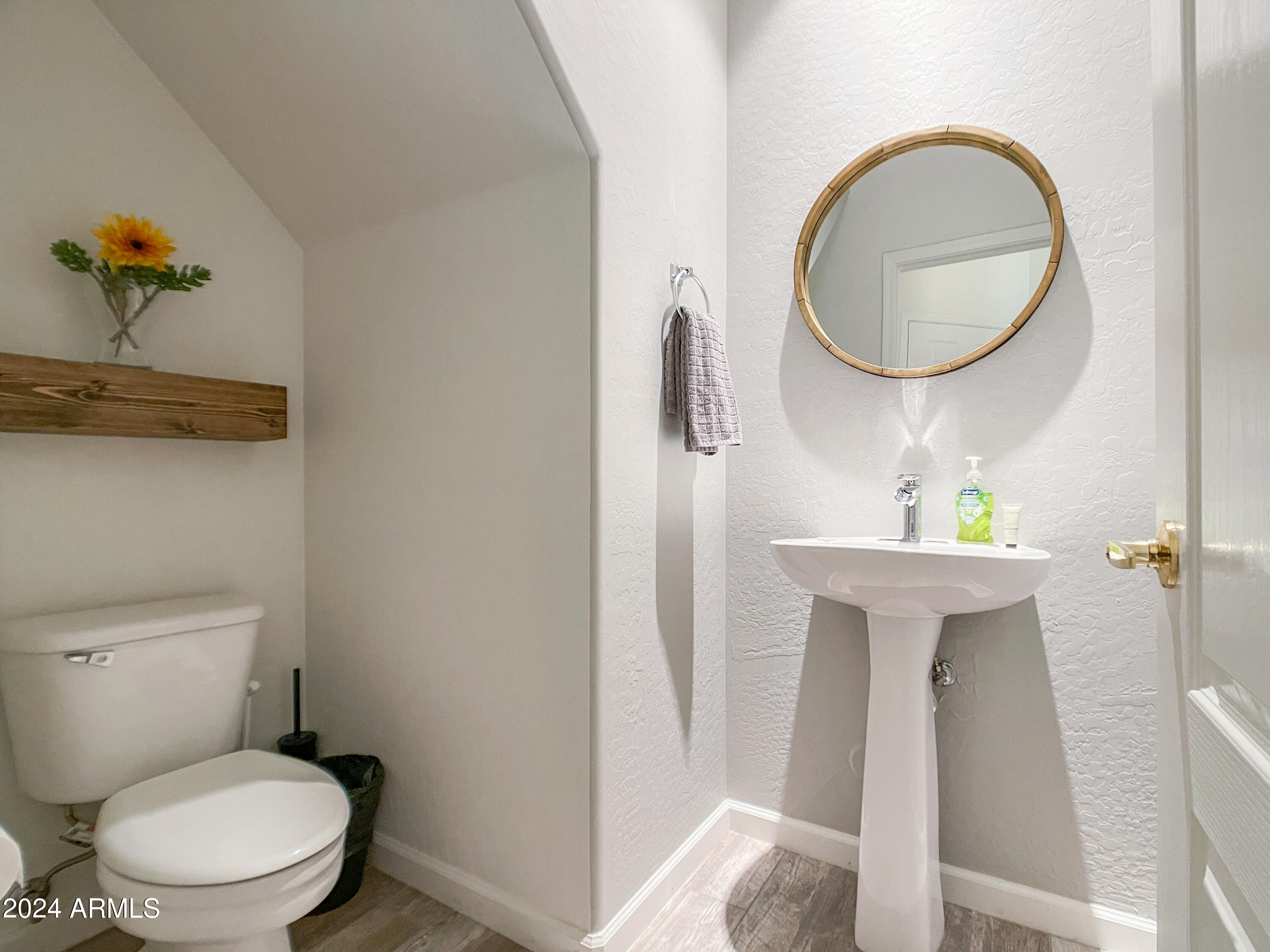 9070 E GARY Road 156