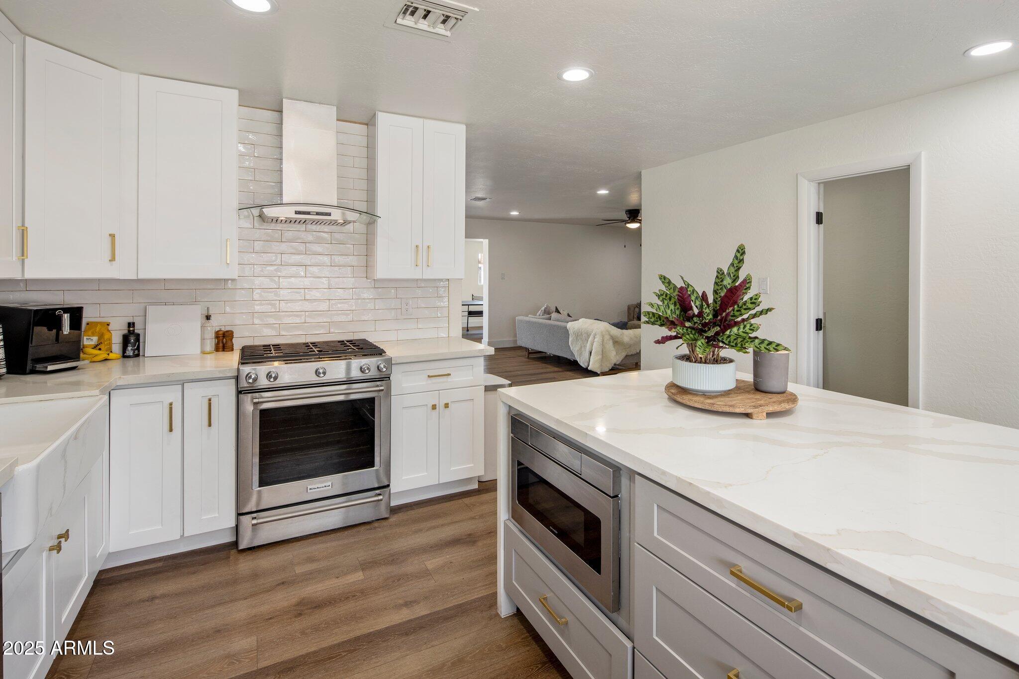 8022 E COLUMBUS Avenue