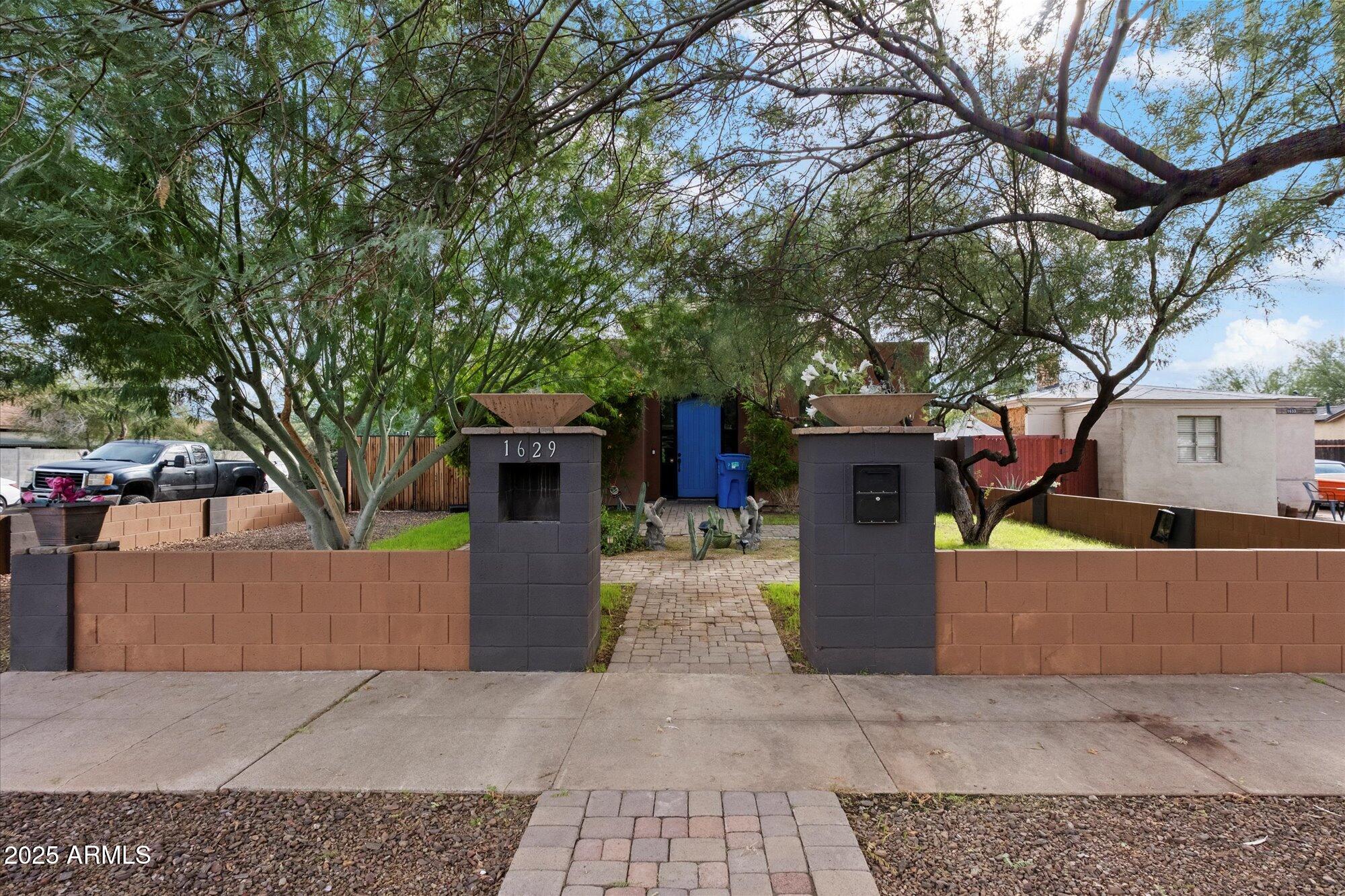 1629 W WILLETTA Street