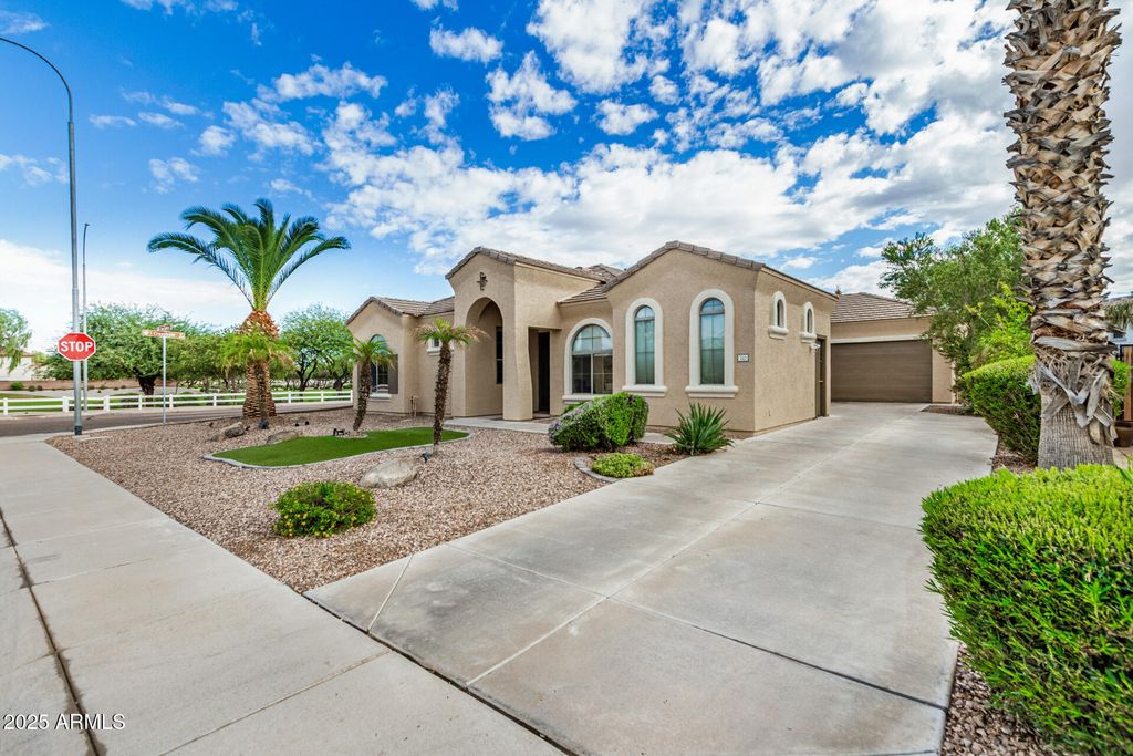 Photo of 789 E San Carlos Way, Chandler, AZ 85249 (MLS # 6934043)