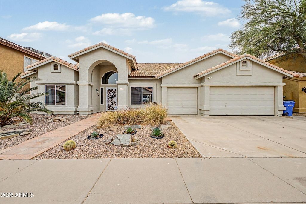 Photo of 4445 W Fallen Leaf Lane, Glendale, AZ 85310 (MLS # 7024823)