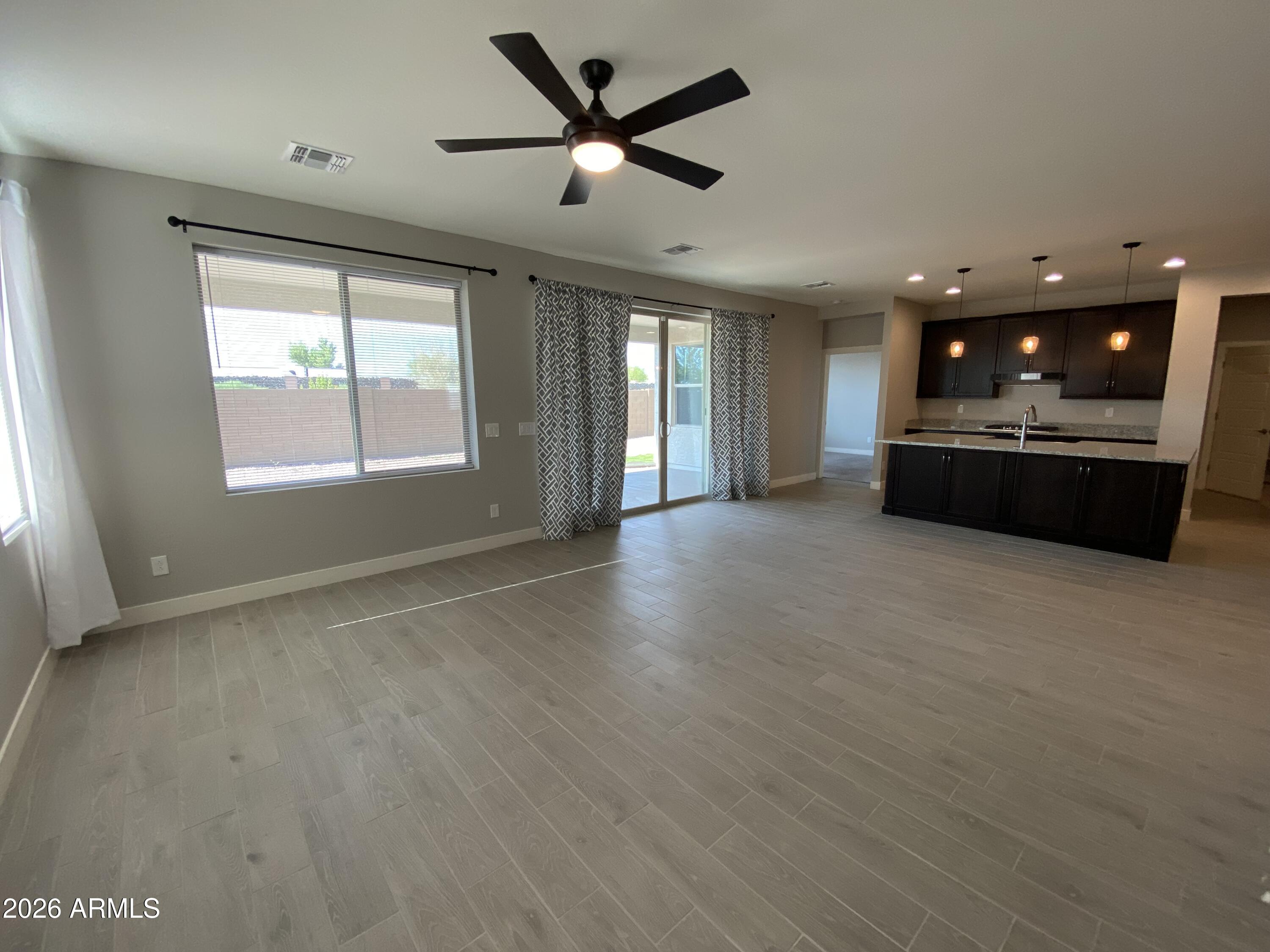 1560 W AVENIDA DEL VALLE --
