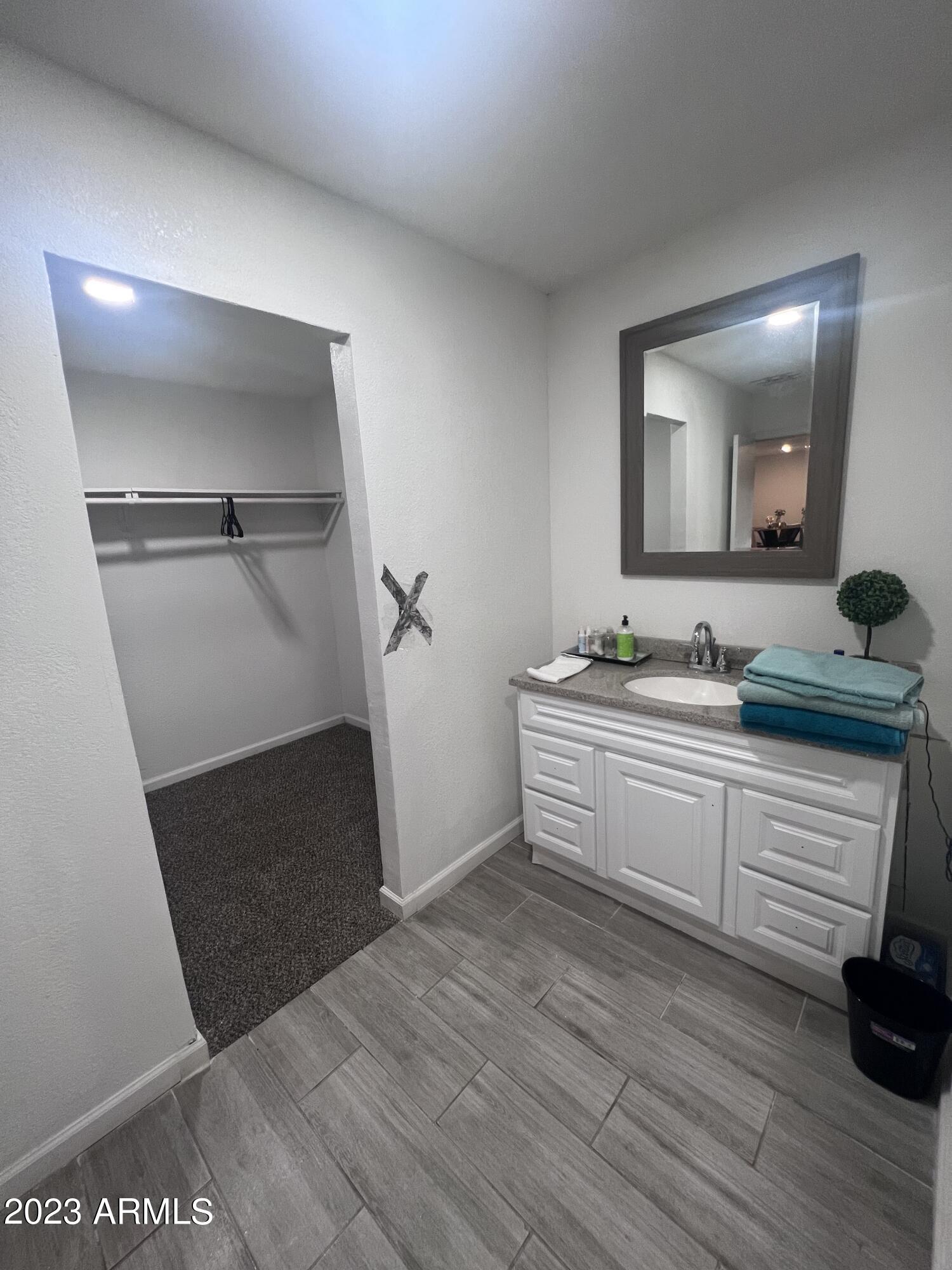 Photo 5 of 16 of 10223 W SHERIDAN Street house