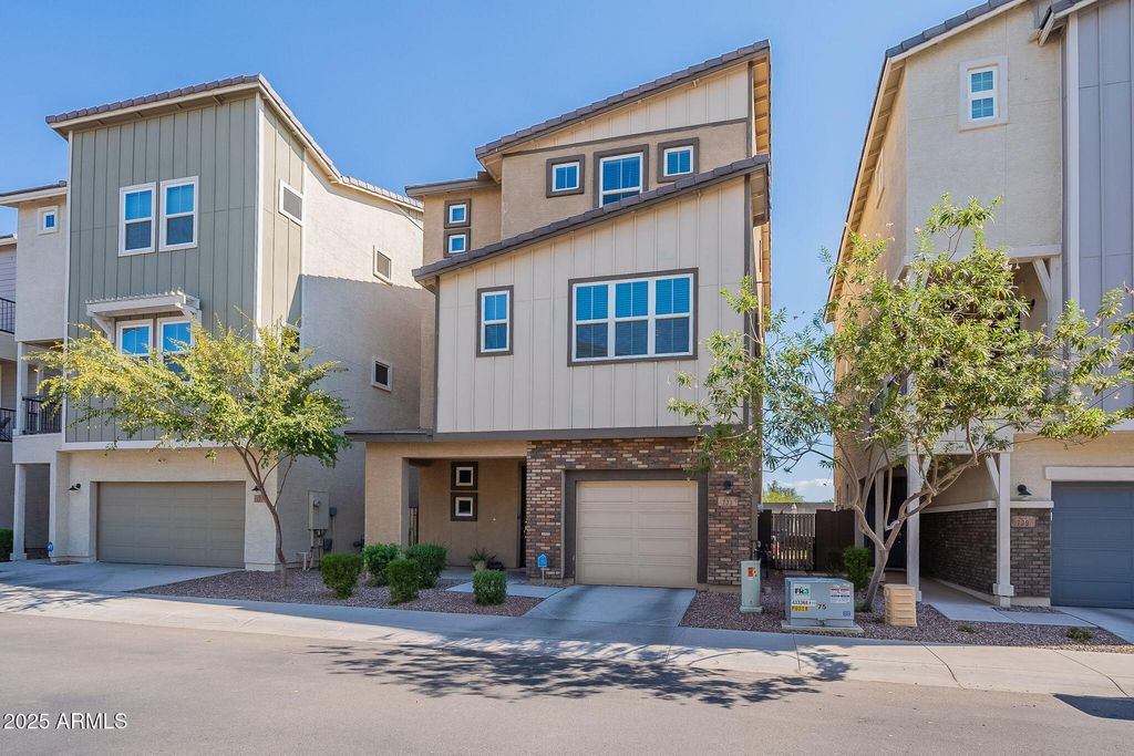 Photo of 733 W Flintlock Way, Chandler, AZ 85286 (MLS # 6912281)