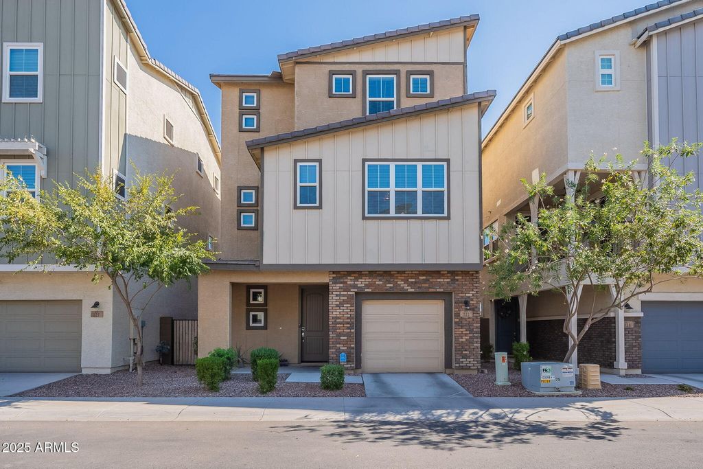 Photo of 733 W Flintlock Way, Chandler, AZ 85286 (MLS # 6912281)