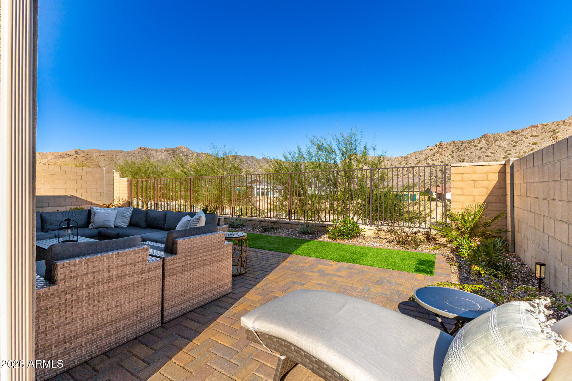 21422 W MEADOWBROOK Avenue