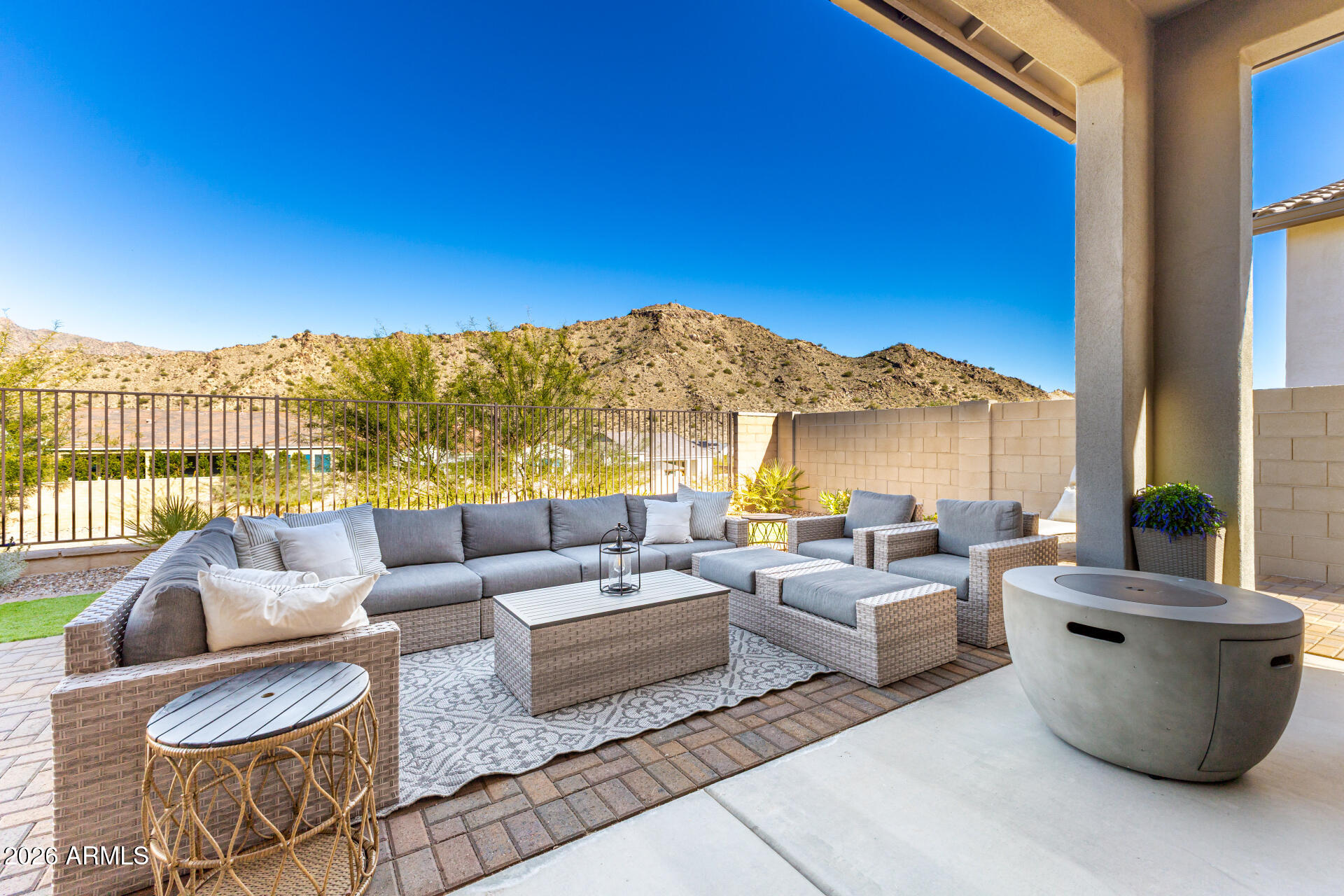 21422 W MEADOWBROOK Avenue