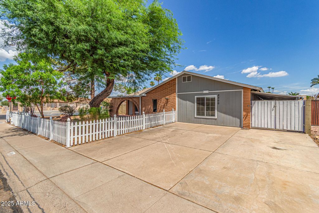 Photo of 2300 E Concorda Drive, Tempe, AZ 85282 (MLS # 6980754)