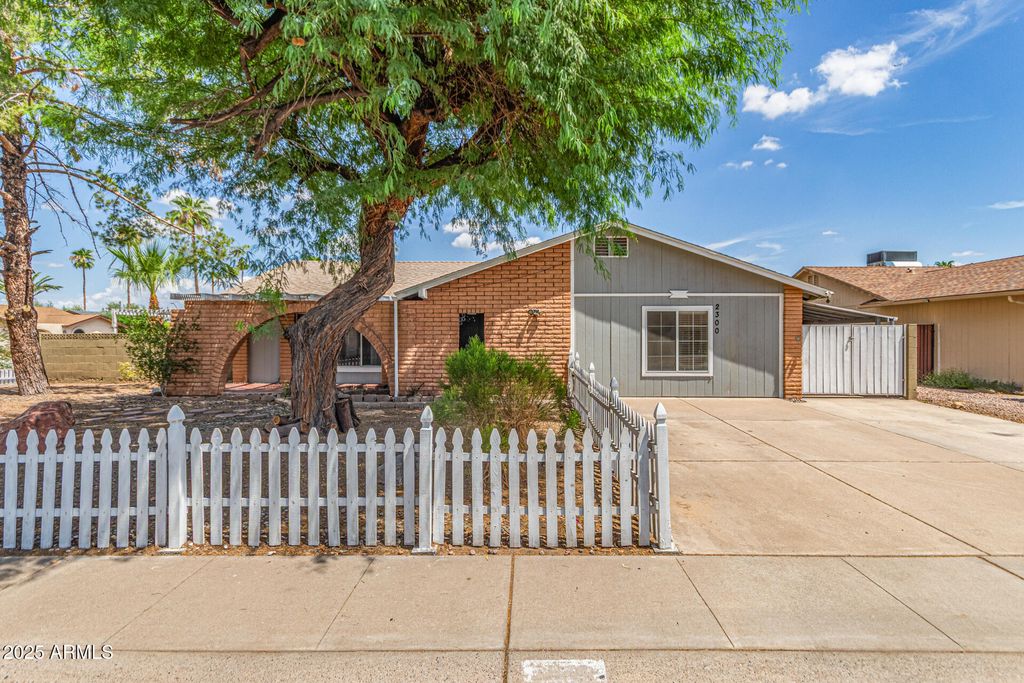 Photo of 2300 E Concorda Drive, Tempe, AZ 85282 (MLS # 6980754)