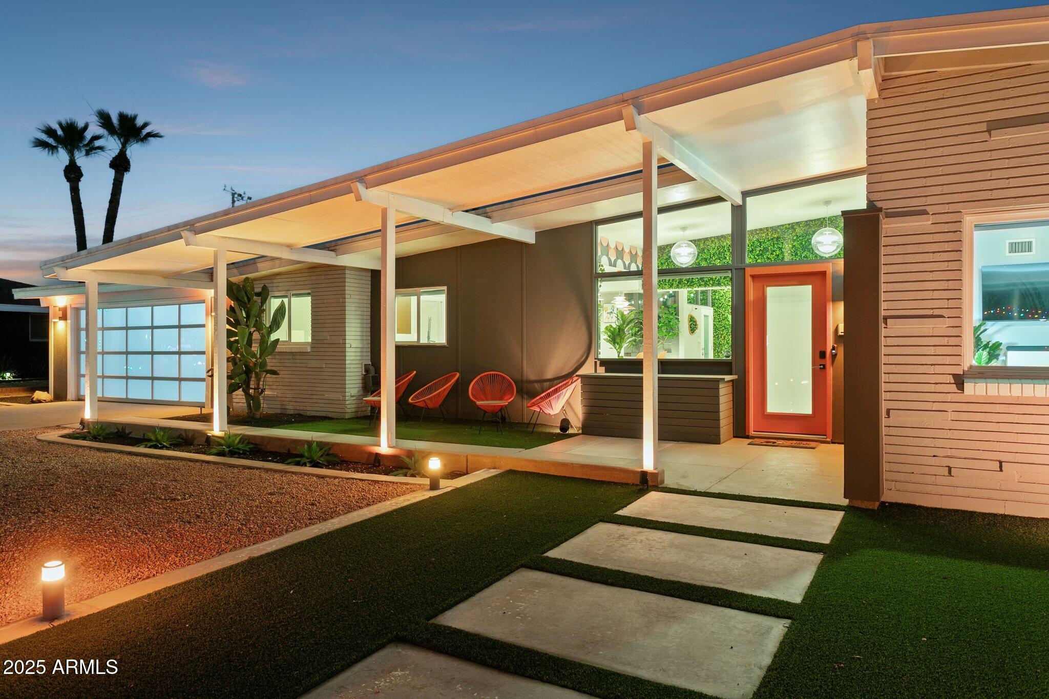 2055 W WINDSOR Avenue