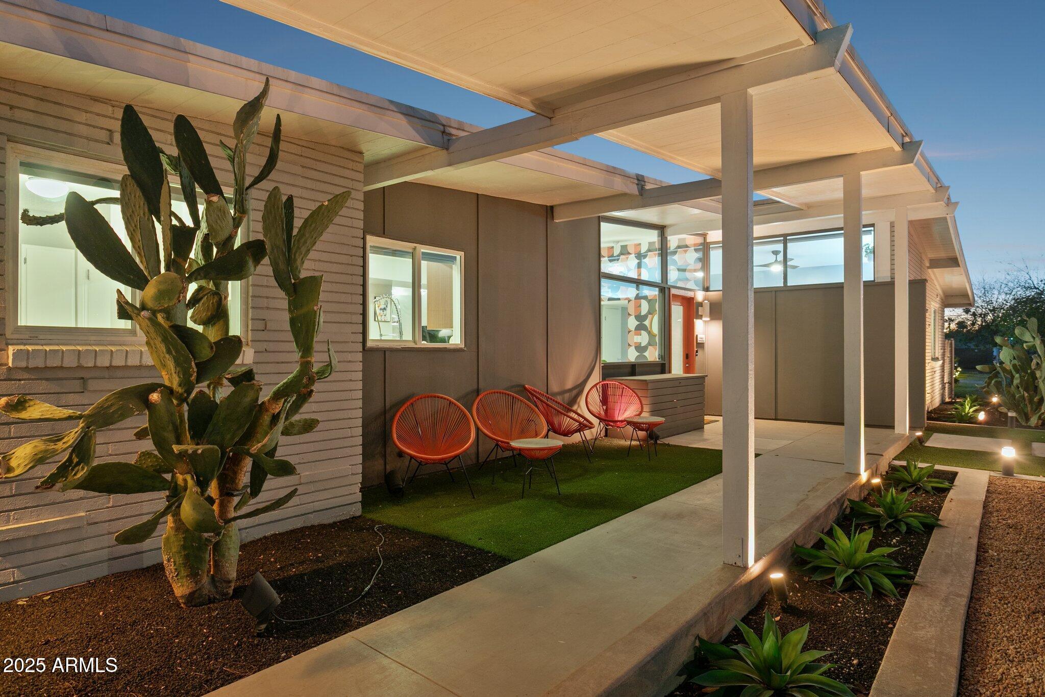 2055 W WINDSOR Avenue