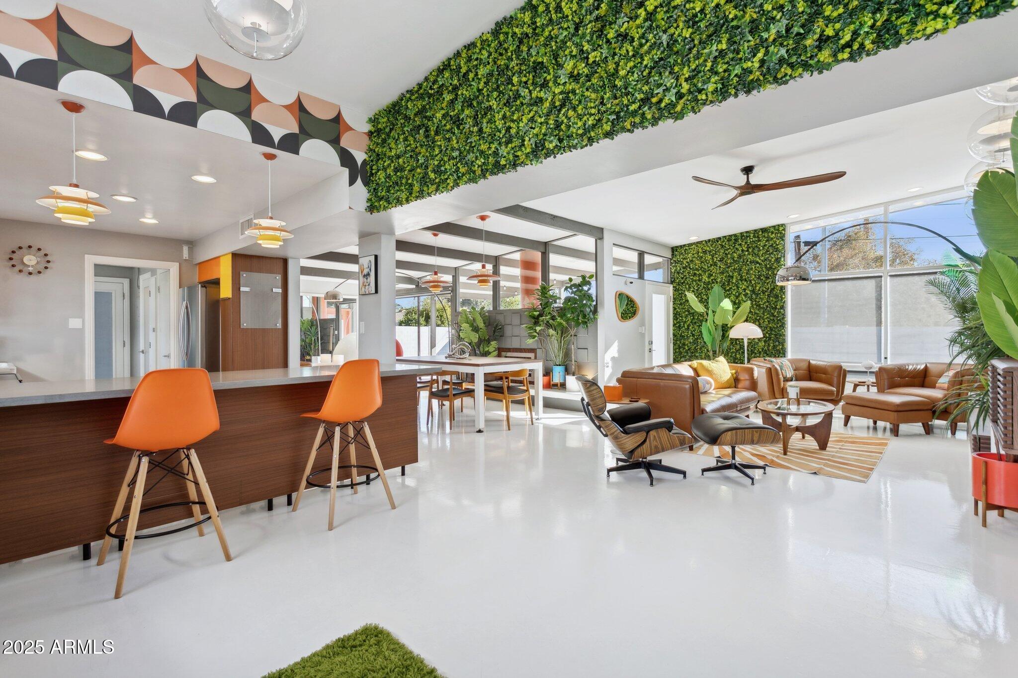 2055 W WINDSOR Avenue