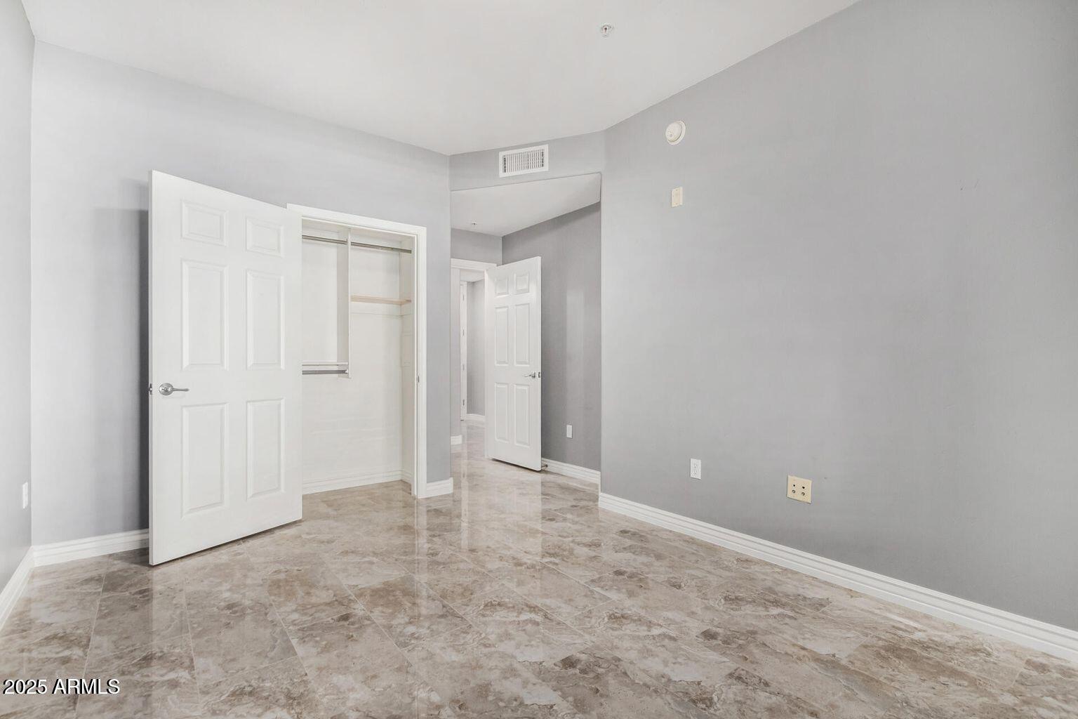 5450 E DEER VALLEY Drive 1006