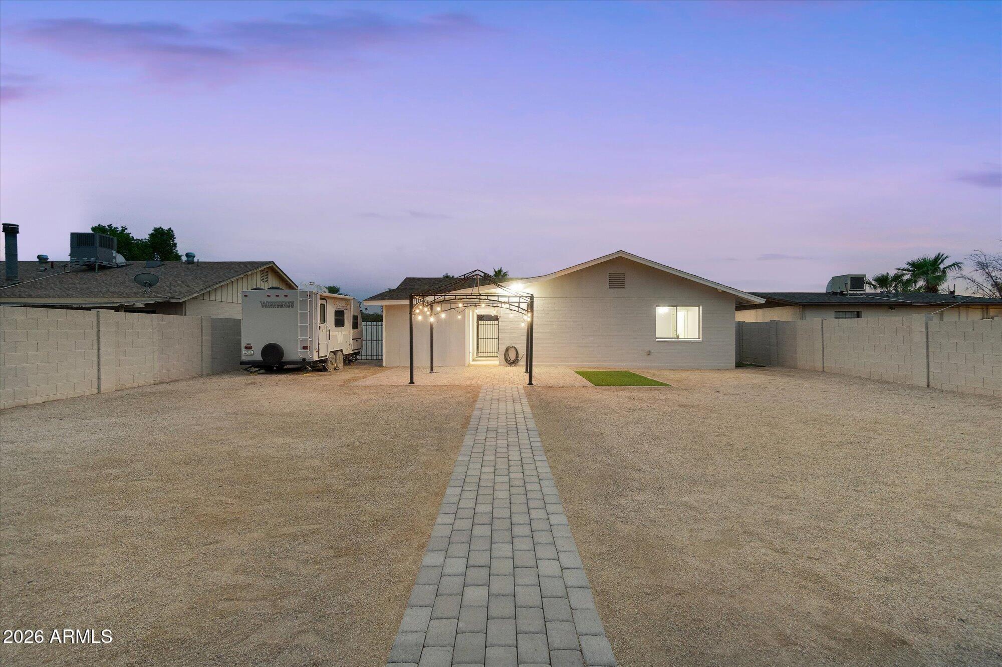 424 W SANTA CRUZ Drive