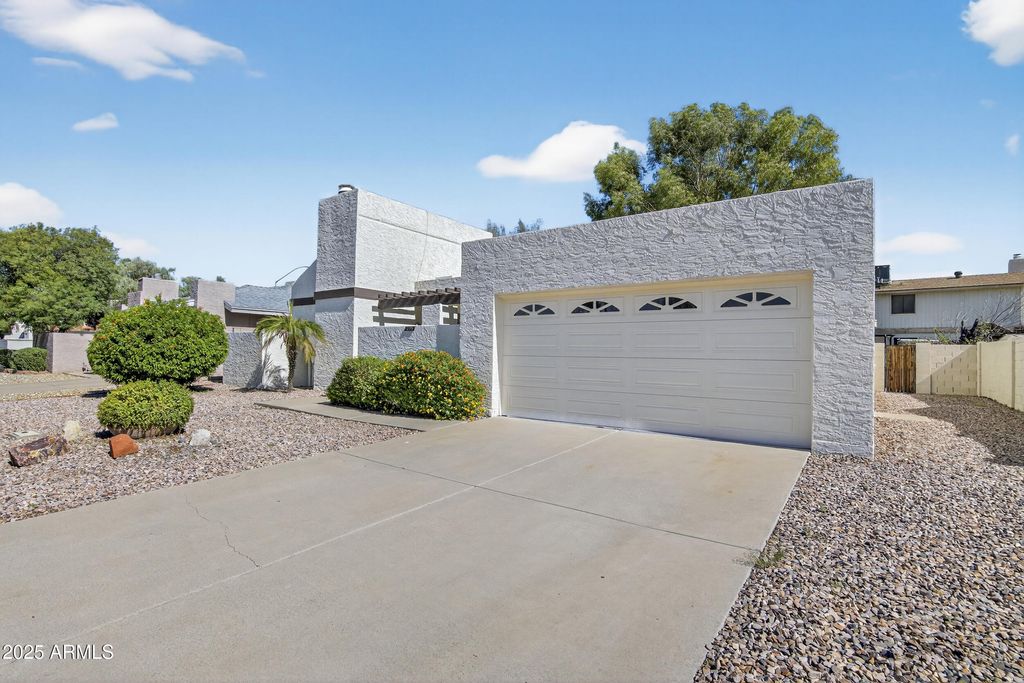 Photo of 1729 S Rogers Circle, Mesa, AZ 85202 (MLS # 6934317)