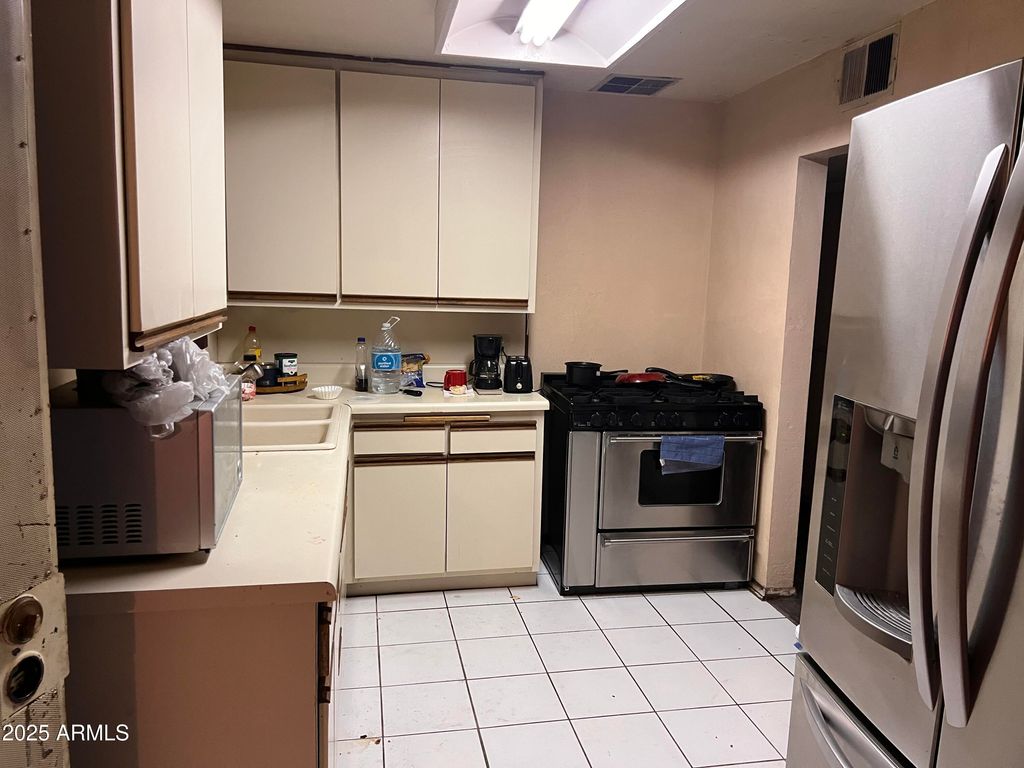 Photo of 108 E Monte Way, Phoenix, AZ 85042 (MLS # 6933712)