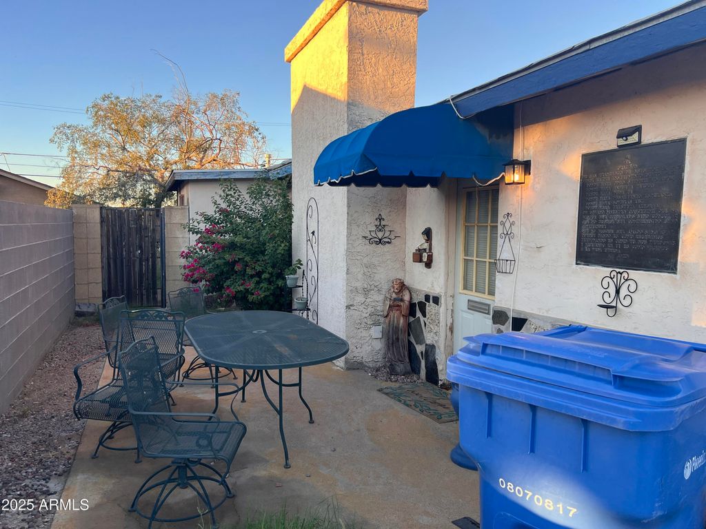 Photo of 108 E Monte Way, Phoenix, AZ 85042 (MLS # 6933712)