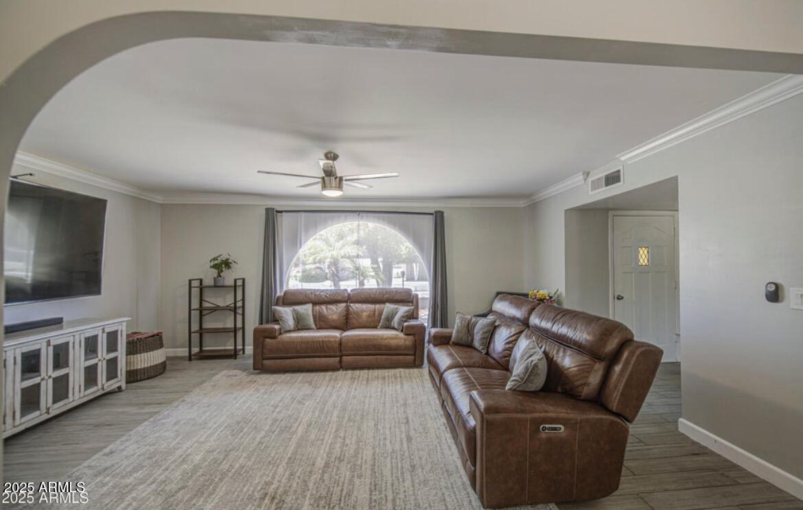 2041 E DES MOINES Street