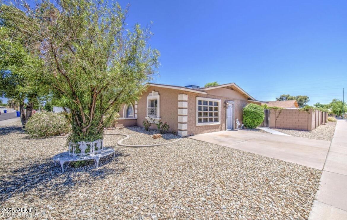 2041 E DES MOINES Street