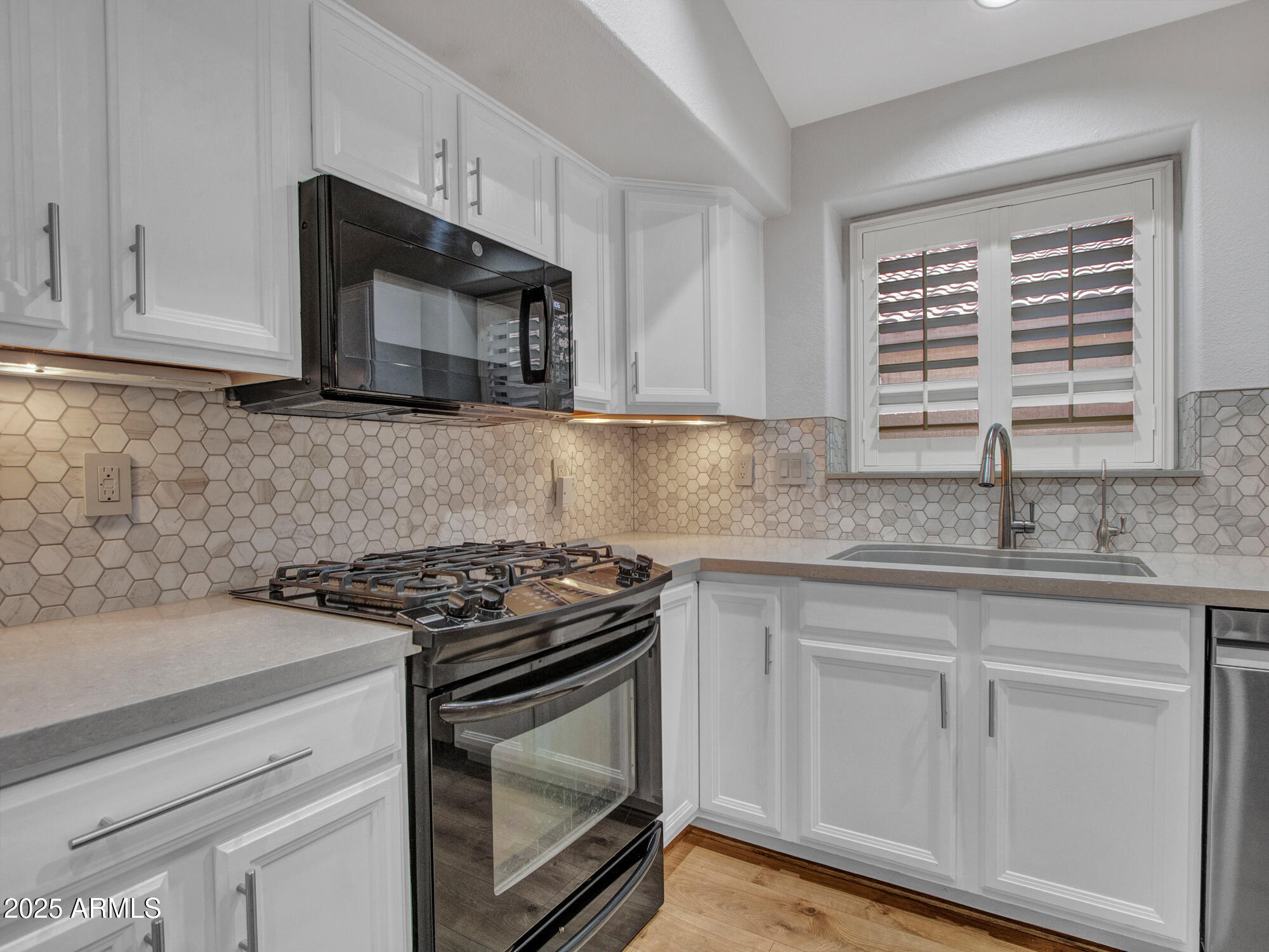 Goodyear, Arizona 85338, United States, 4 Bedrooms Bedrooms, ,2 BathroomsBathrooms,Residential,Pending,182383