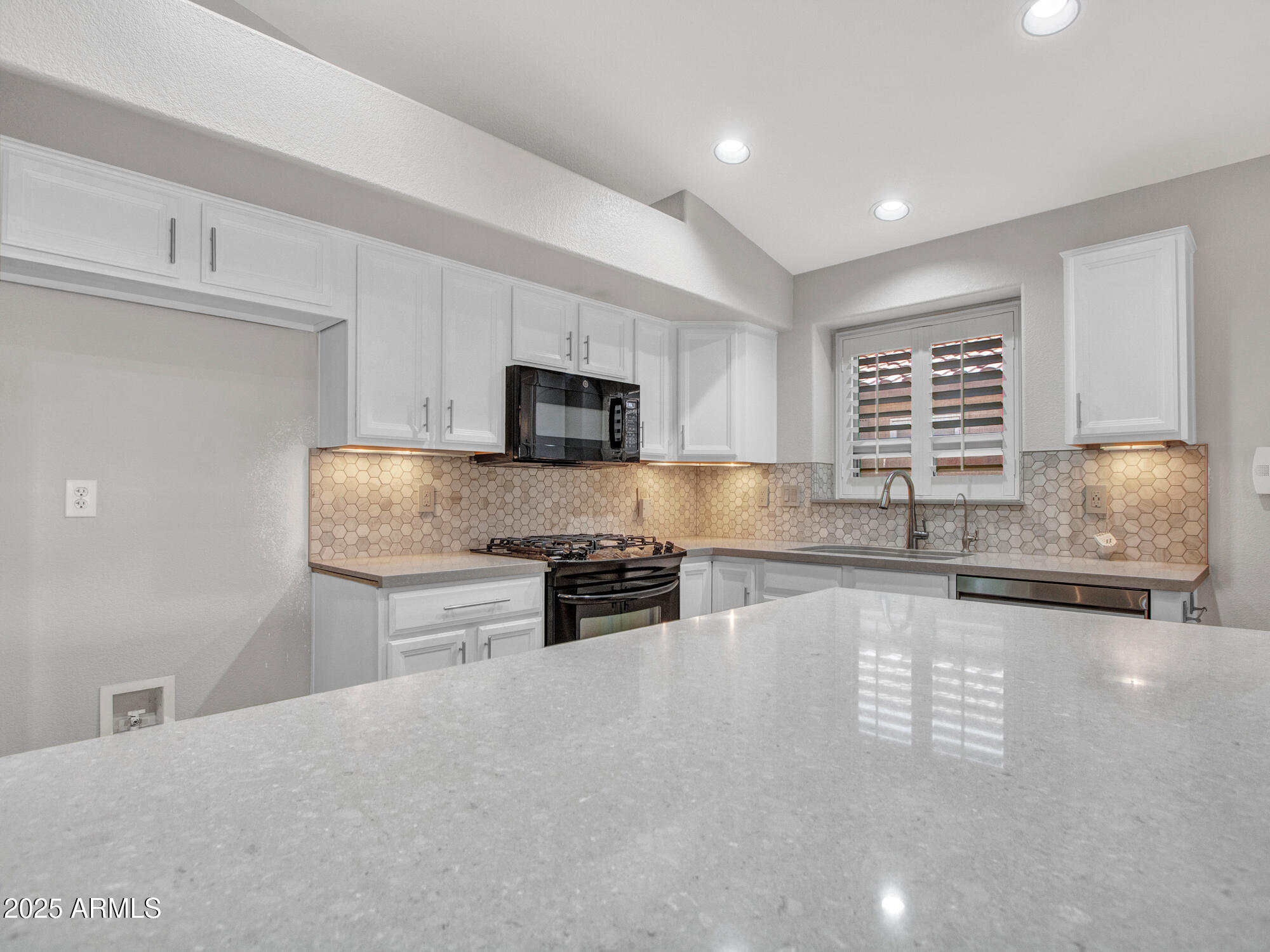 Goodyear, Arizona 85338, United States, 4 Bedrooms Bedrooms, ,2 BathroomsBathrooms,Residential,Pending,182383