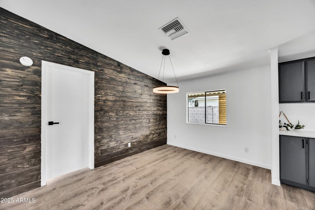 listing image 0