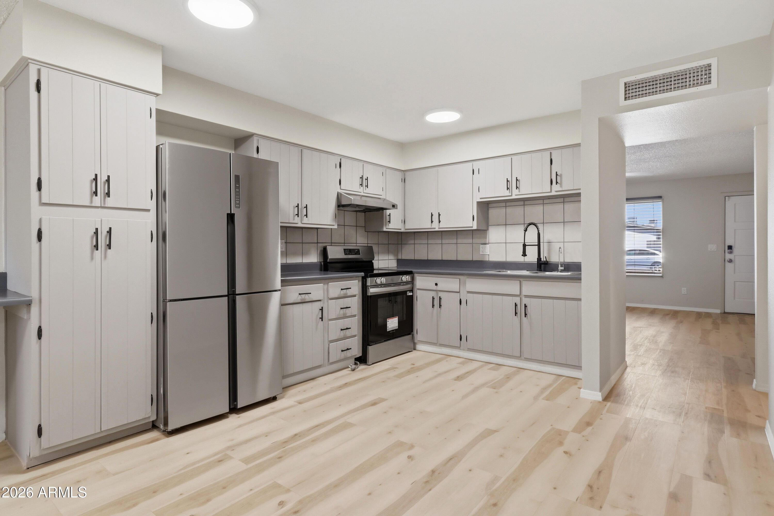 4223 W PASADENA Avenue