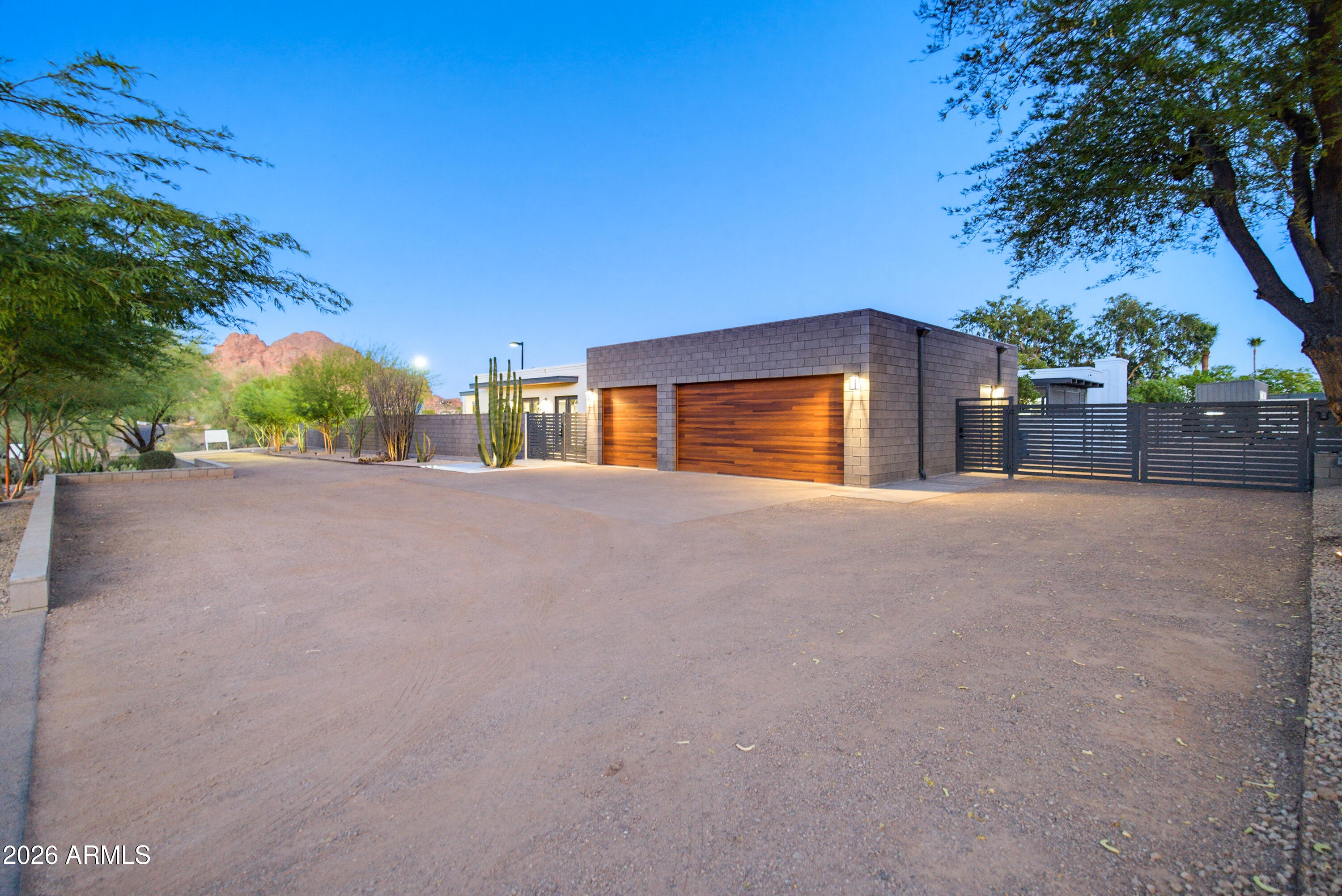 3915 E RANCHO Drive