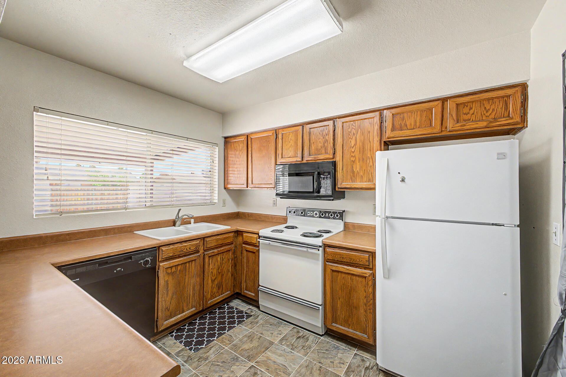 1068 W SANTA CRUZ Drive