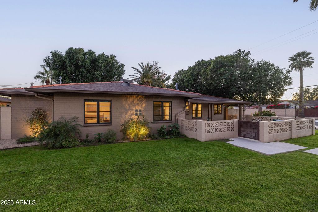 Photo of 99 W Holly Street, Phoenix, AZ 85003 (MLS # 6968688)