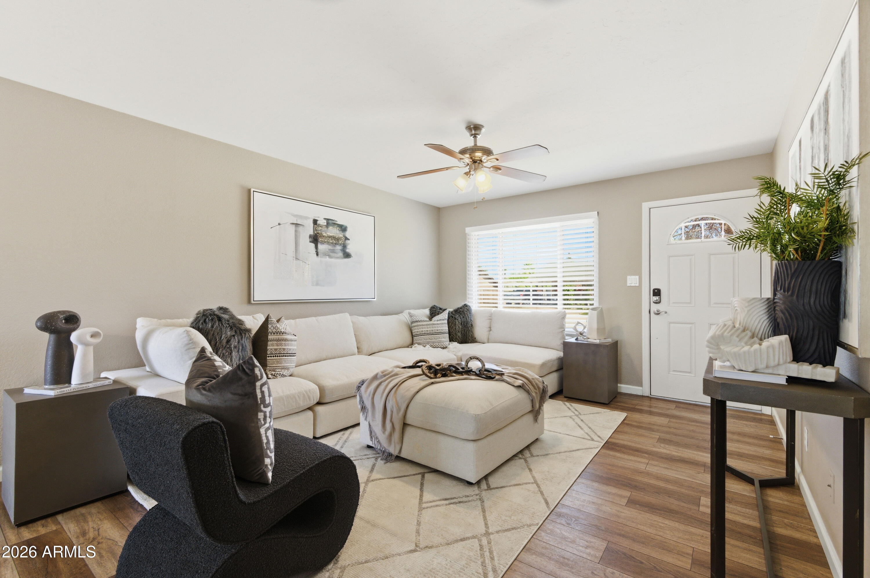 1527 W ALAMO Drive