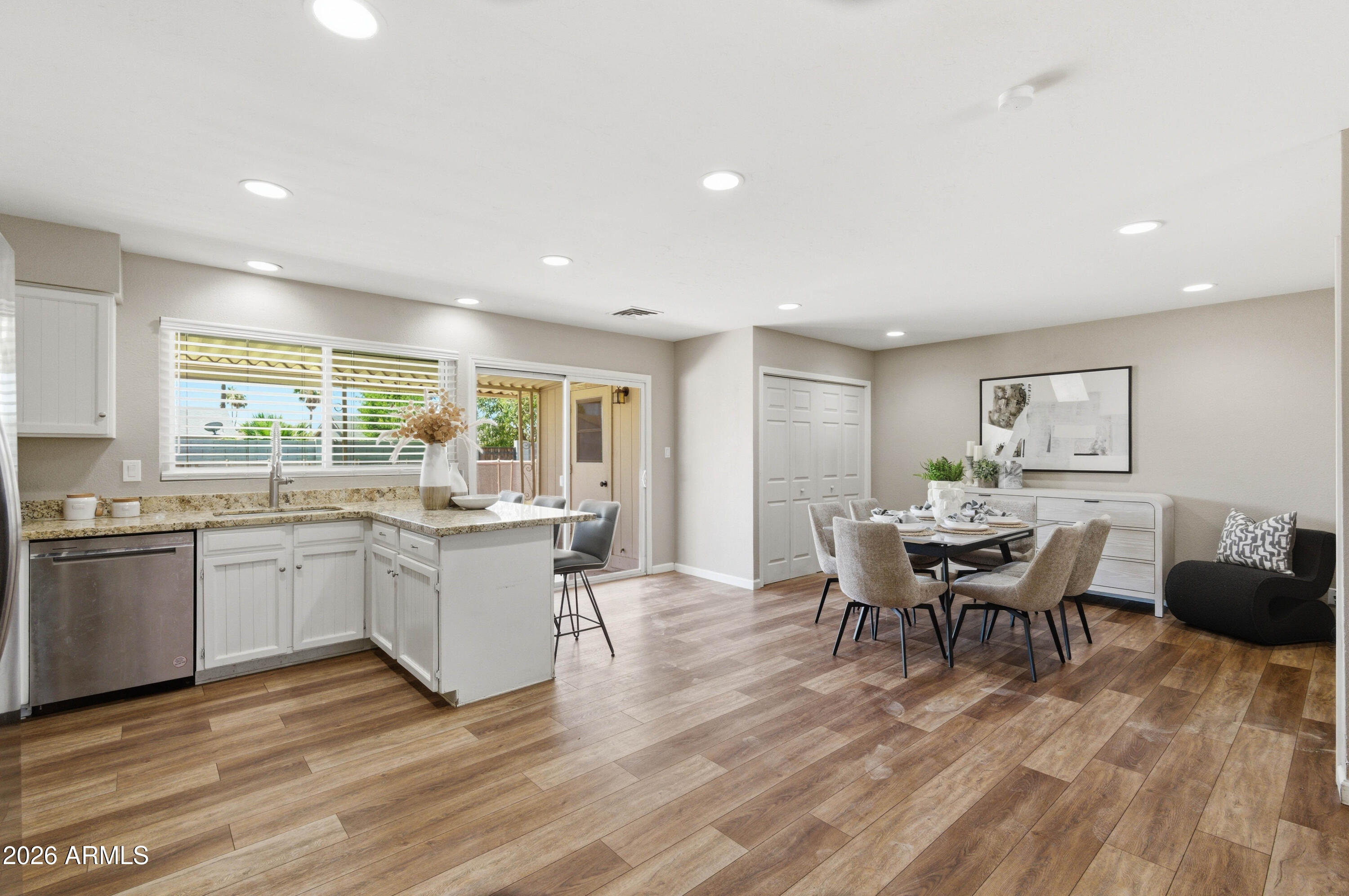 1527 W ALAMO Drive