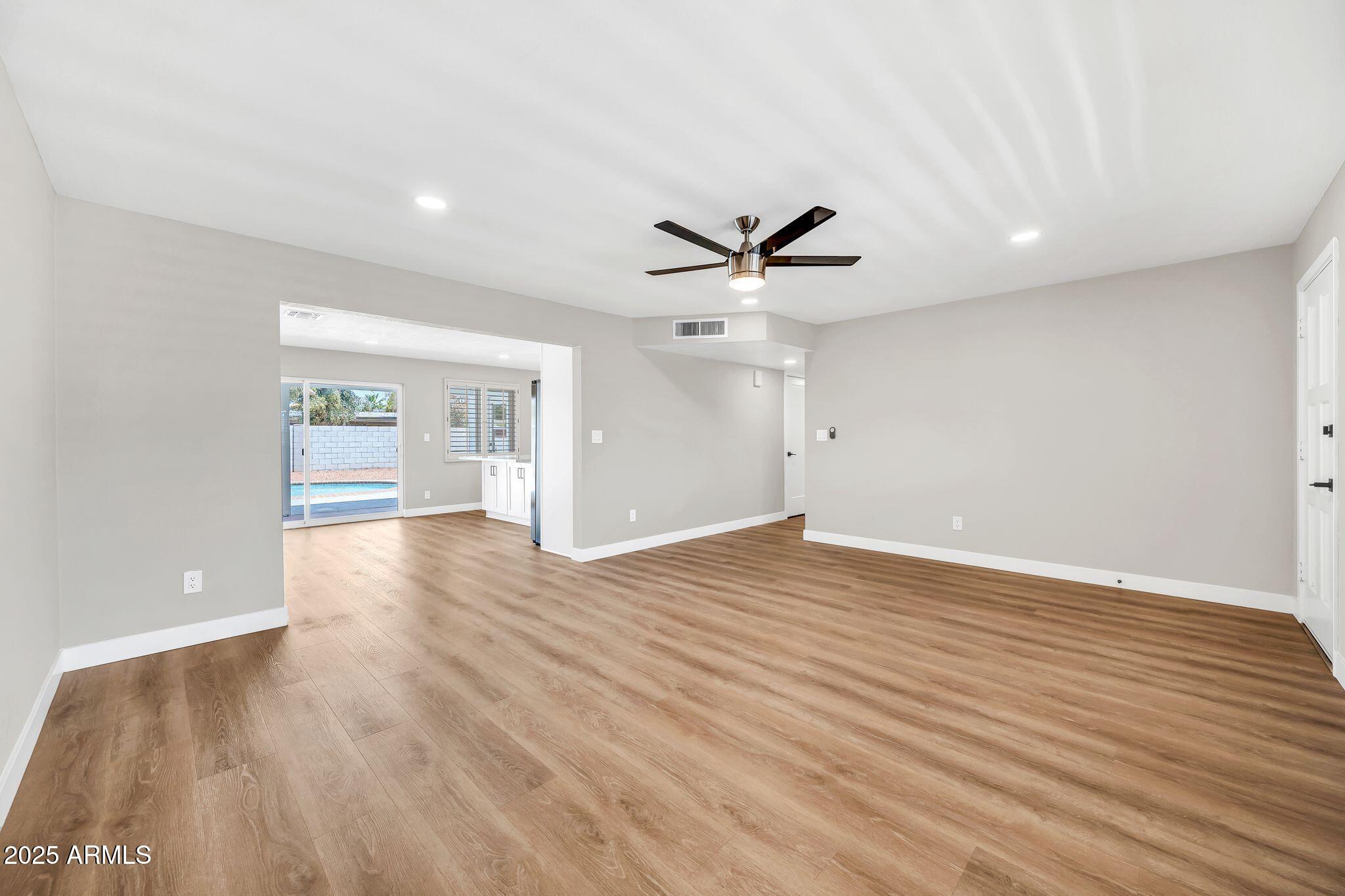 1214 E BUTLER Drive