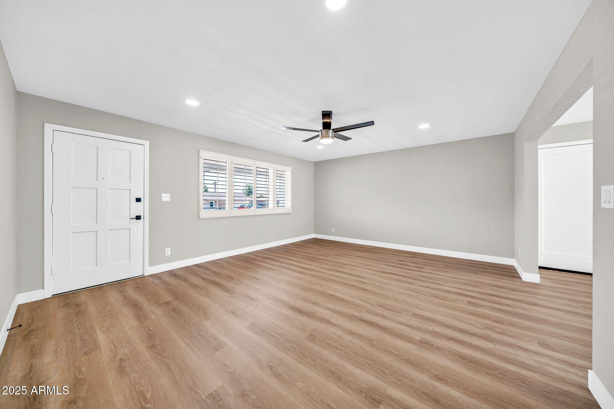 1214 E BUTLER Drive