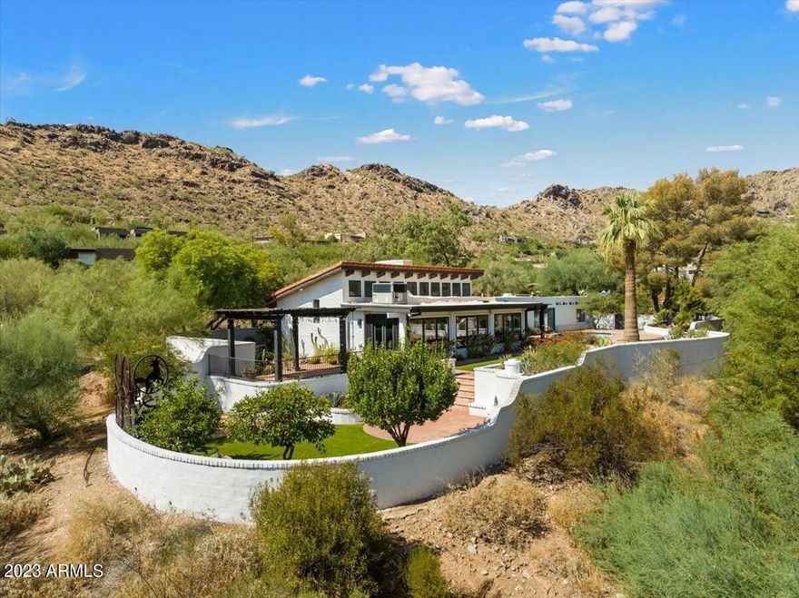 Experience stately real estate in the Heart of Paradise Valley, Arizona.