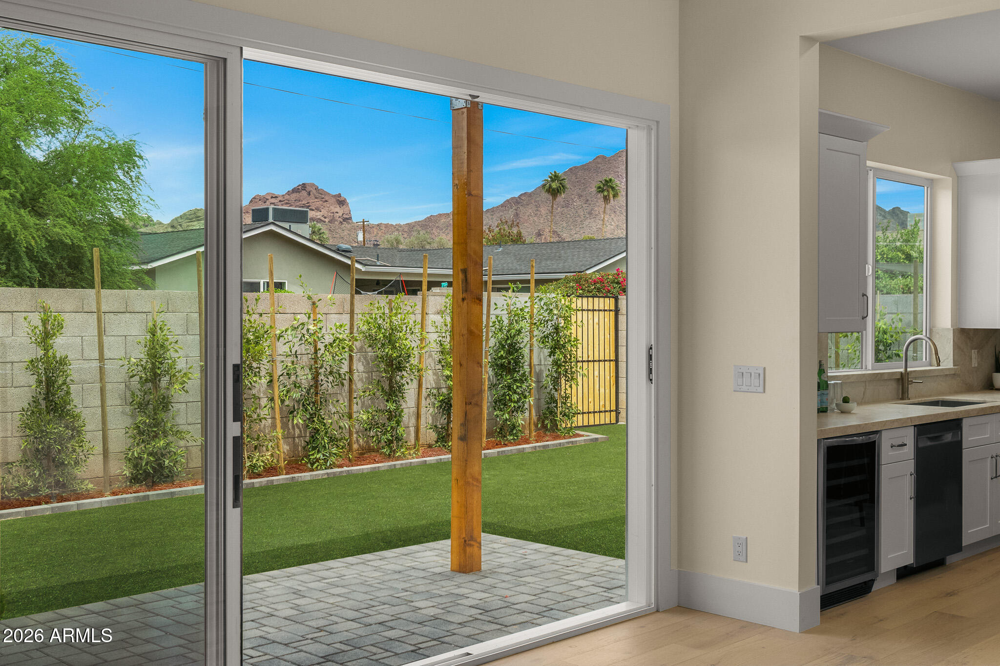 4314 E GLENROSA Avenue