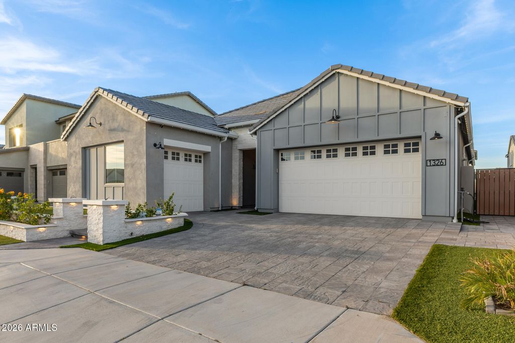 Photo of 1326 E Narrowleaf Drive, Gilbert, AZ 85298 (MLS # 6990921)