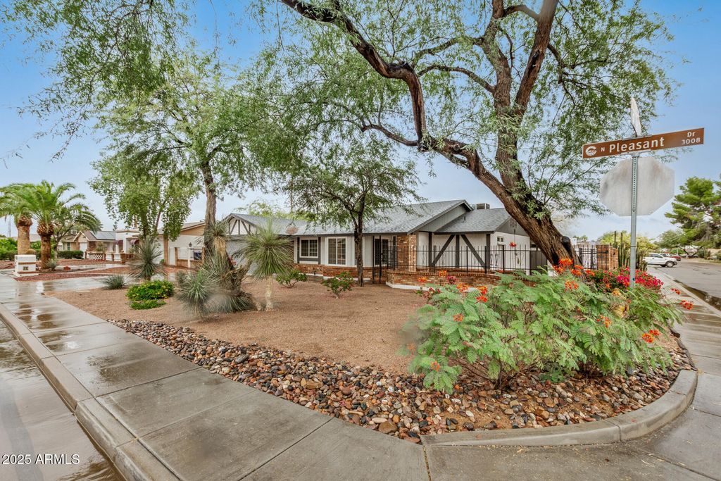 Photo of 3009 N Pleasant Drive, Chandler, AZ 85225 (MLS # 6949716)