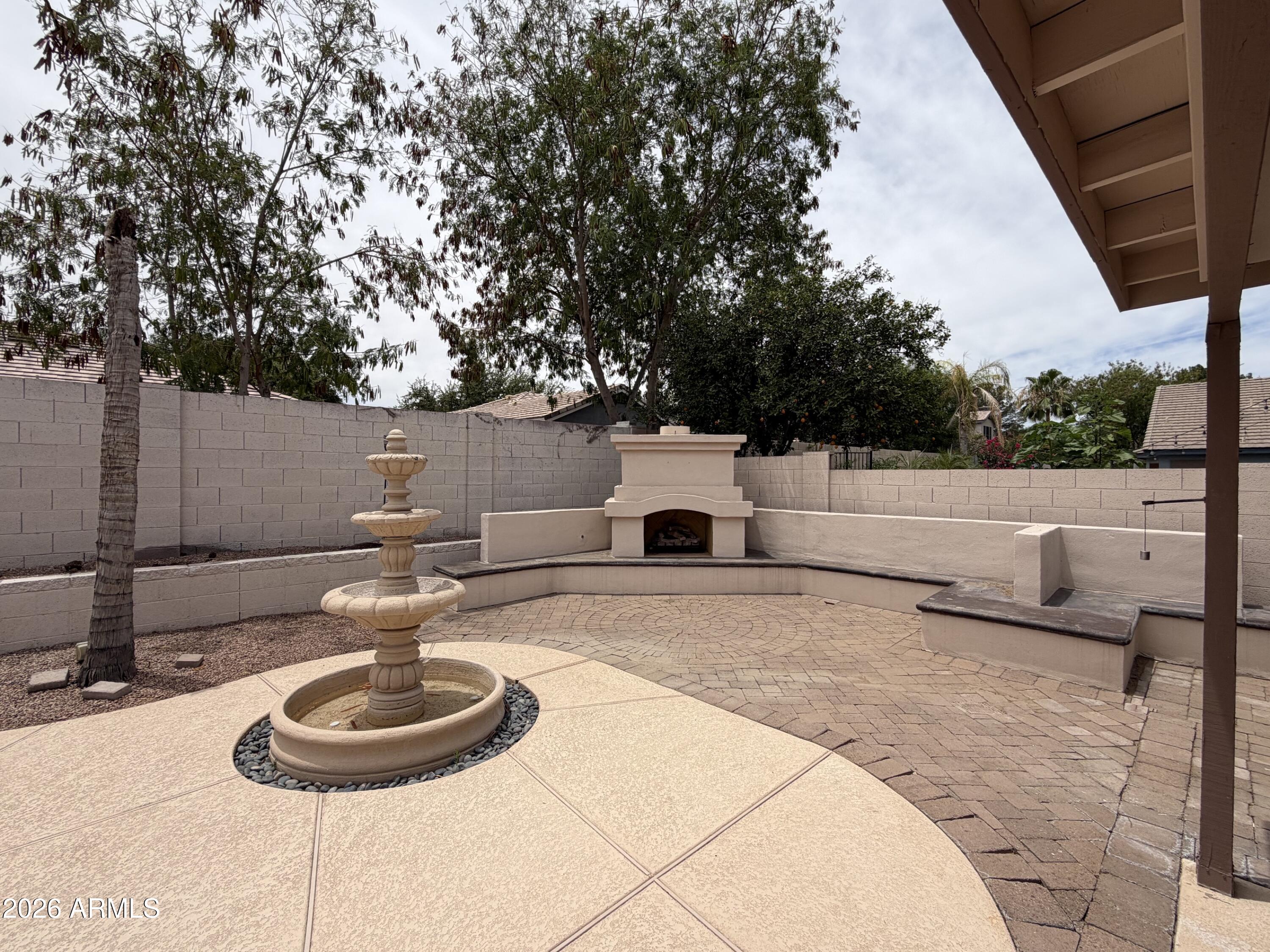 735 W AVIARY Way