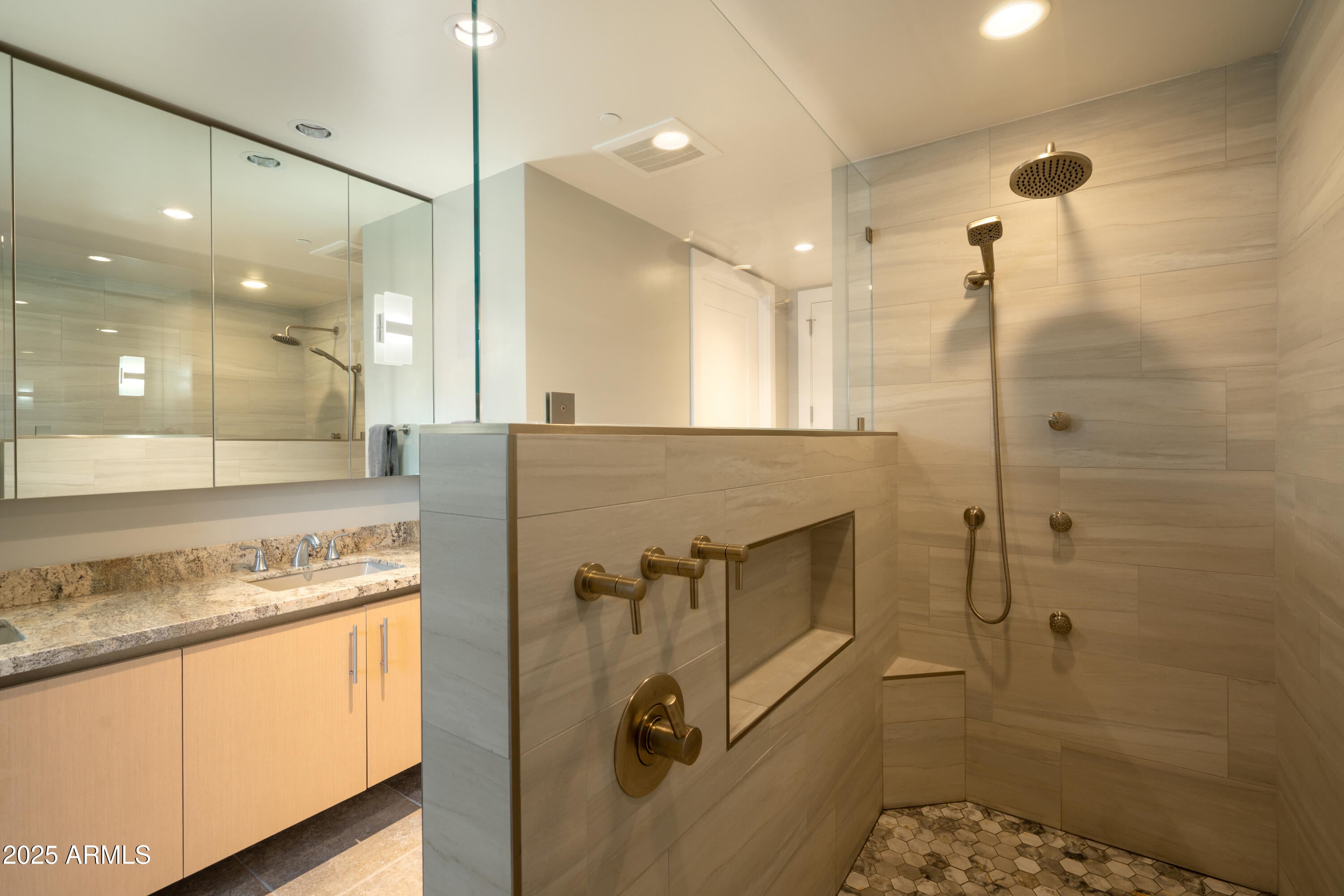 140 E RIO SALADO Parkway 412